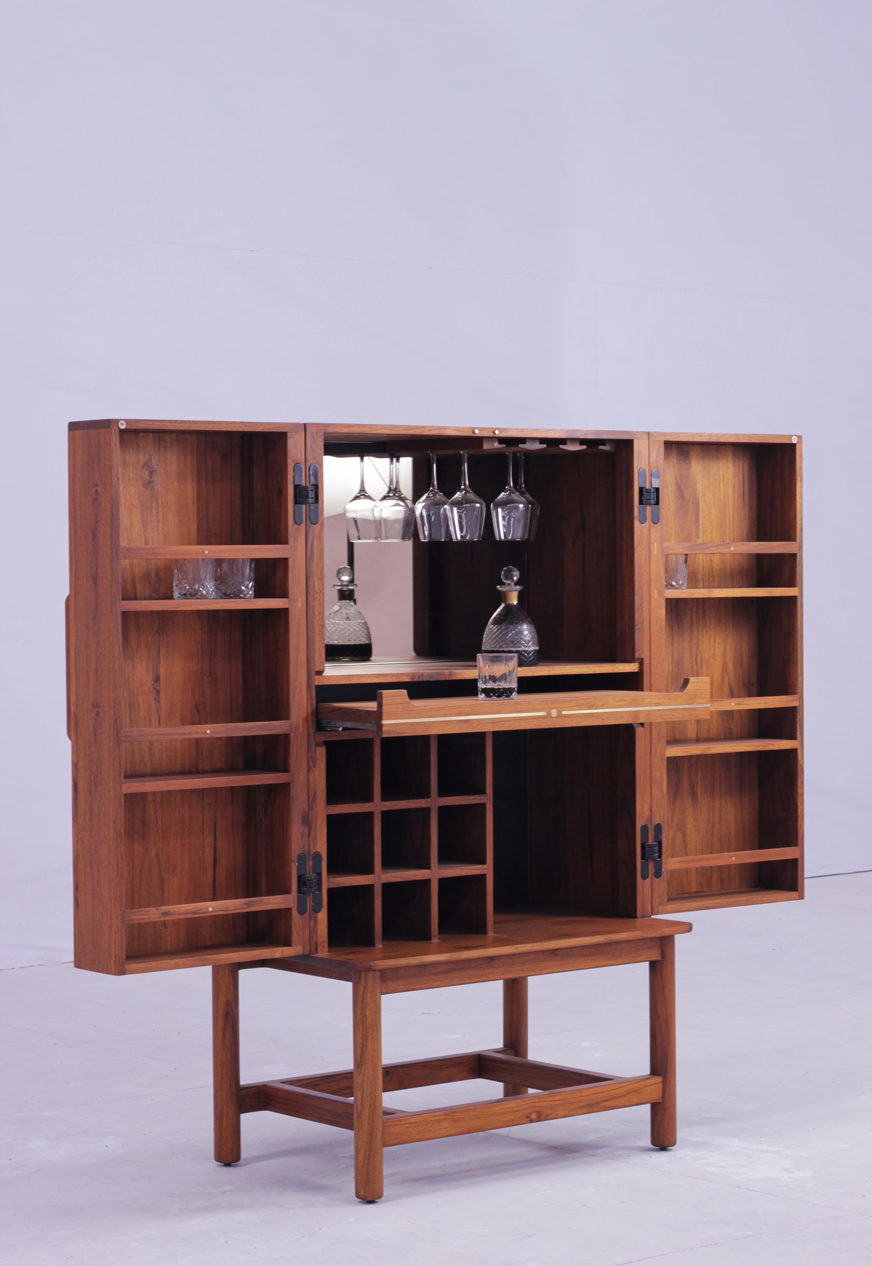 Midcentury Modern Massivholz OAK Hide-a-Bar Schrank mit ausziehbarem Tablett und Messing im Angebot 3