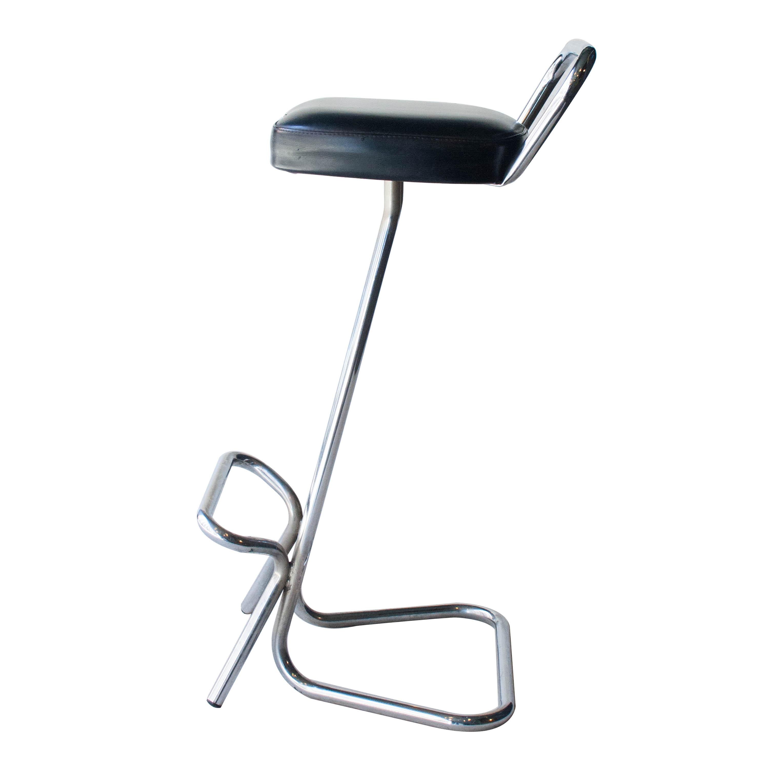 Stools with chromed steel structure and seat upholstered in leatherette upholstered.