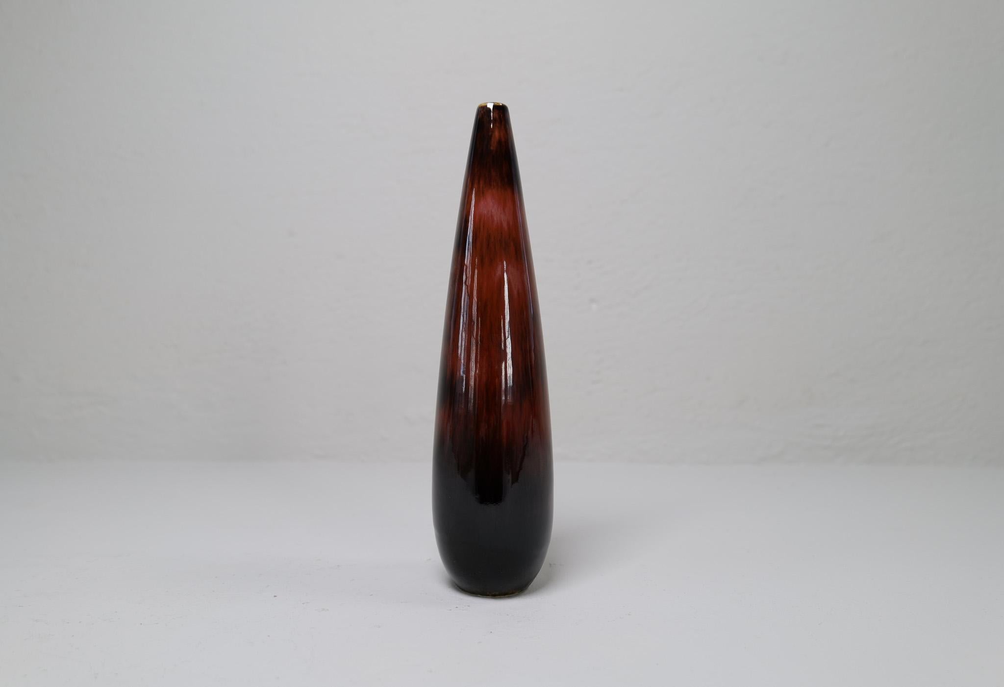 Dieses wunderbare Stück Keramik wurde von Rörstrand und dem Hersteller/Designer Carl Harry Stålhane hergestellt. Hergestellt in Schweden in den 1950er Jahren. Schöne glasierte Vasen mit schönen Linien. Sein abgerundeter Boden mit dunkler Glasur und