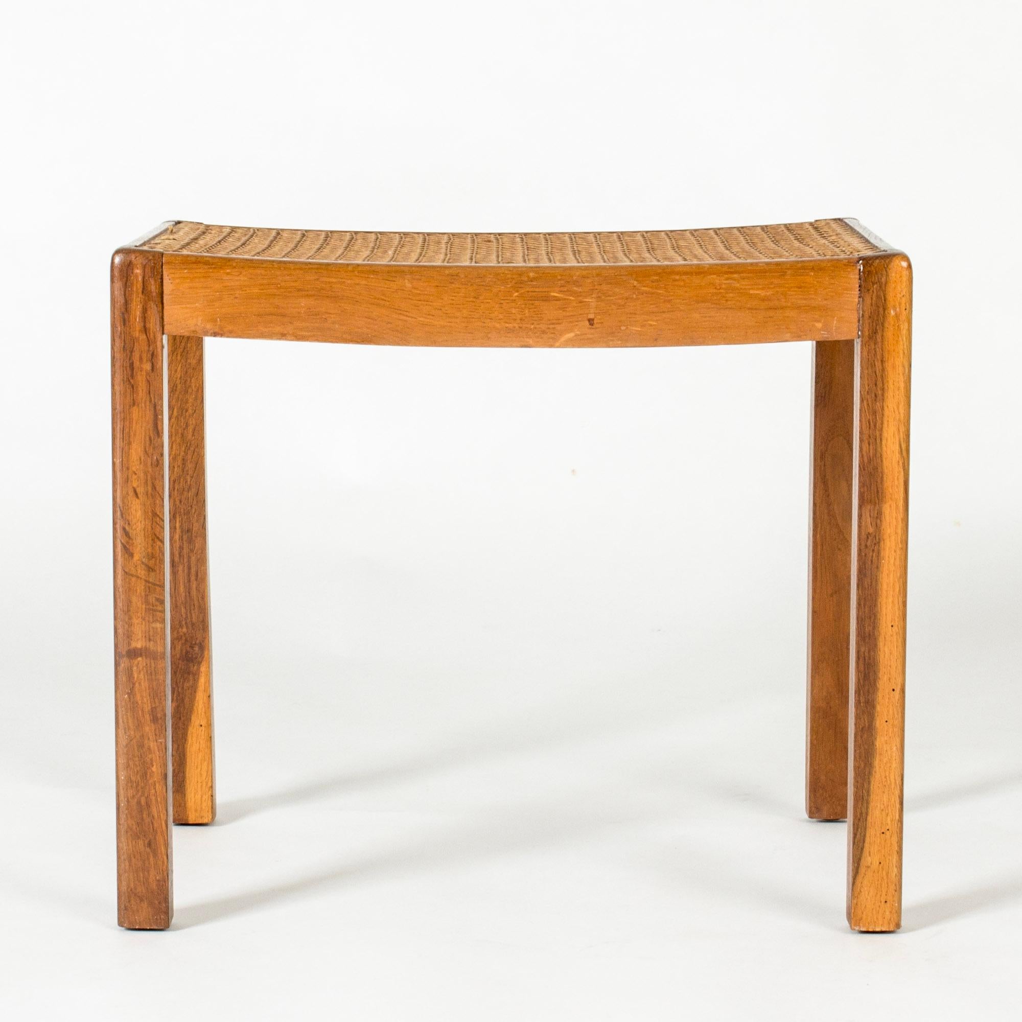 Schöner dänischer Hocker aus der Mitte des Jahrhunderts aus Mahagoni mit einer Sitzfläche aus geflochtenen Papierschnüren.