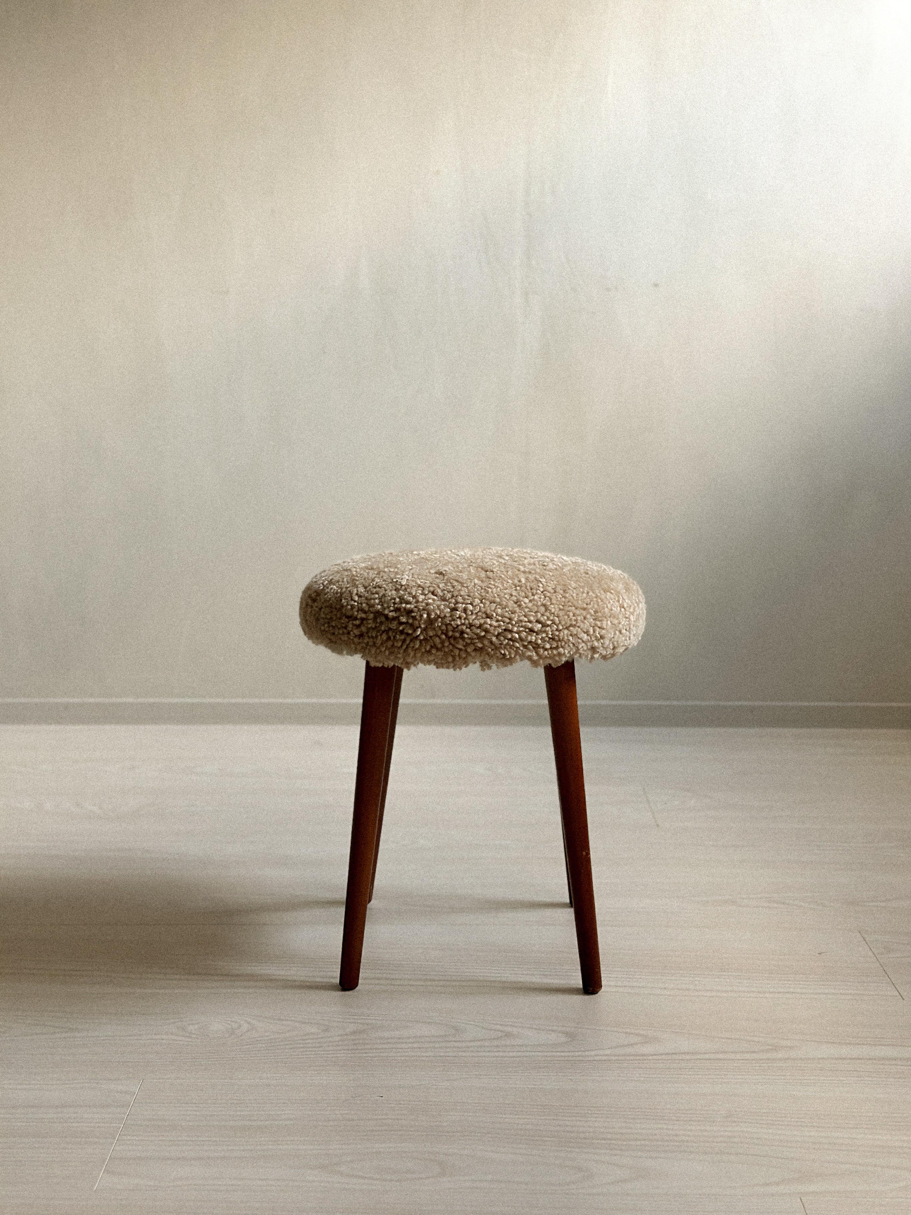 Mid-Century Modern Tabouret The Moderns , Scandi Home Style, peau de mouton, Scandinavie, c.C. 1950s en vente
