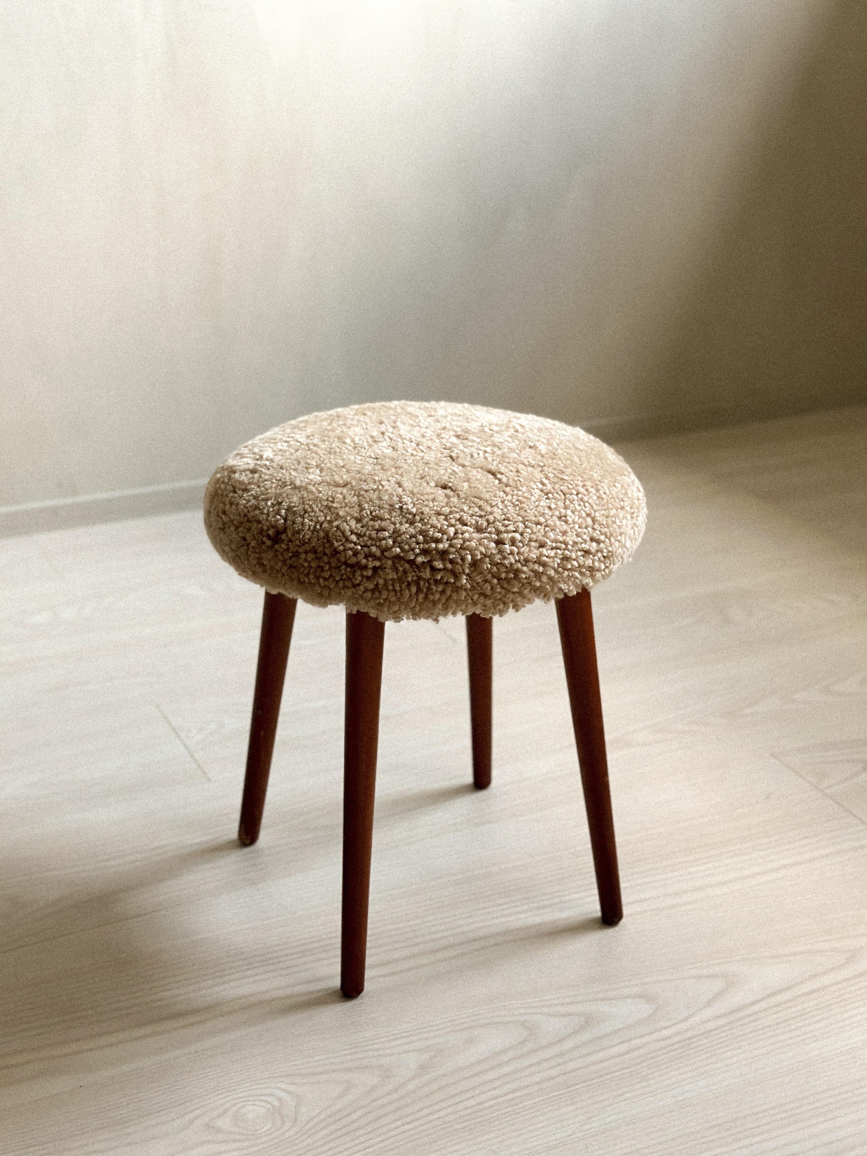 Tabouret The Moderns , Scandi Home Style, peau de mouton, Scandinavie, c.C. 1950s Bon état - En vente à Hønefoss, 30