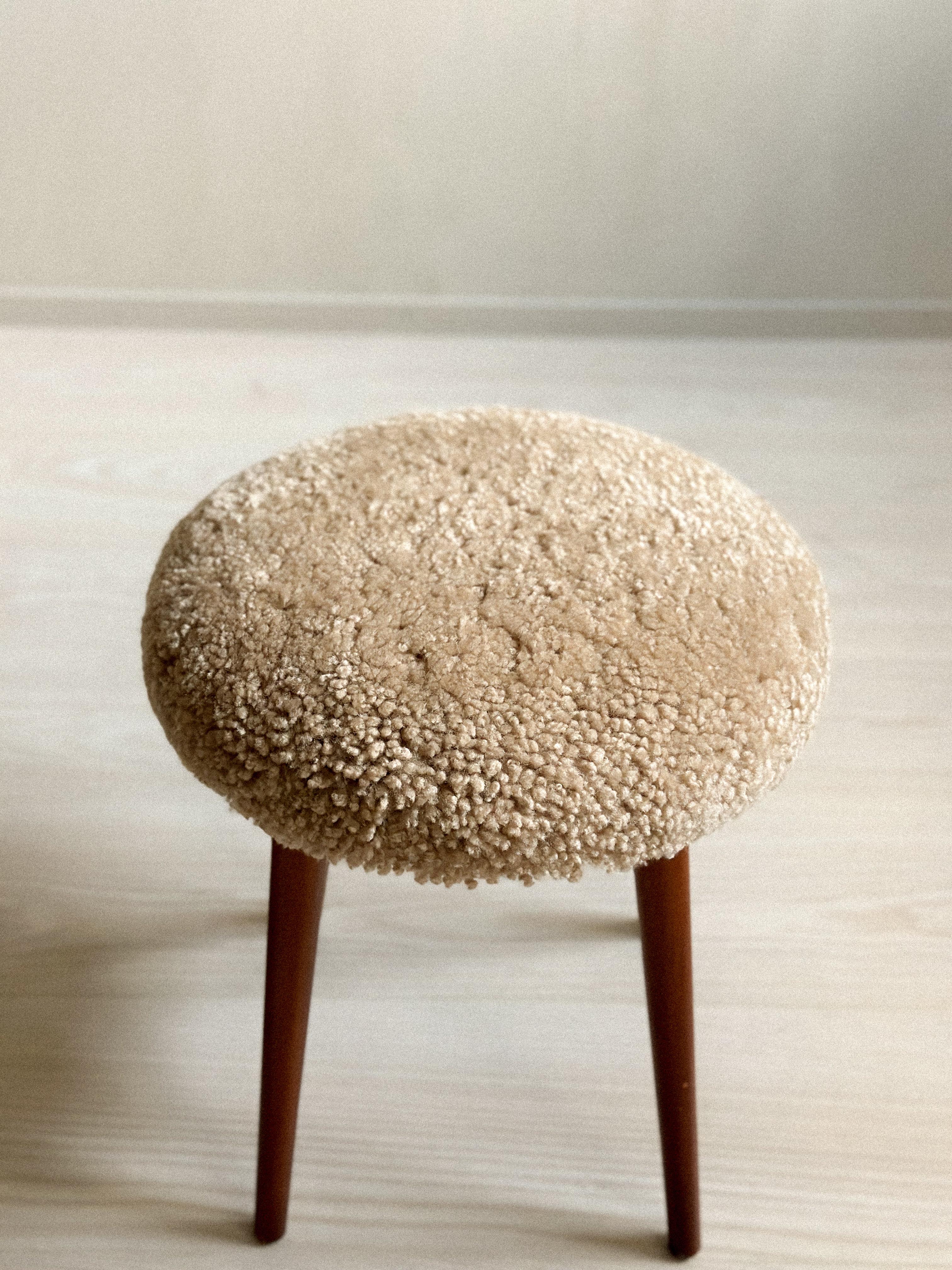 20ième siècle Tabouret The Moderns , Scandi Home Style, peau de mouton, Scandinavie, c.C. 1950s en vente