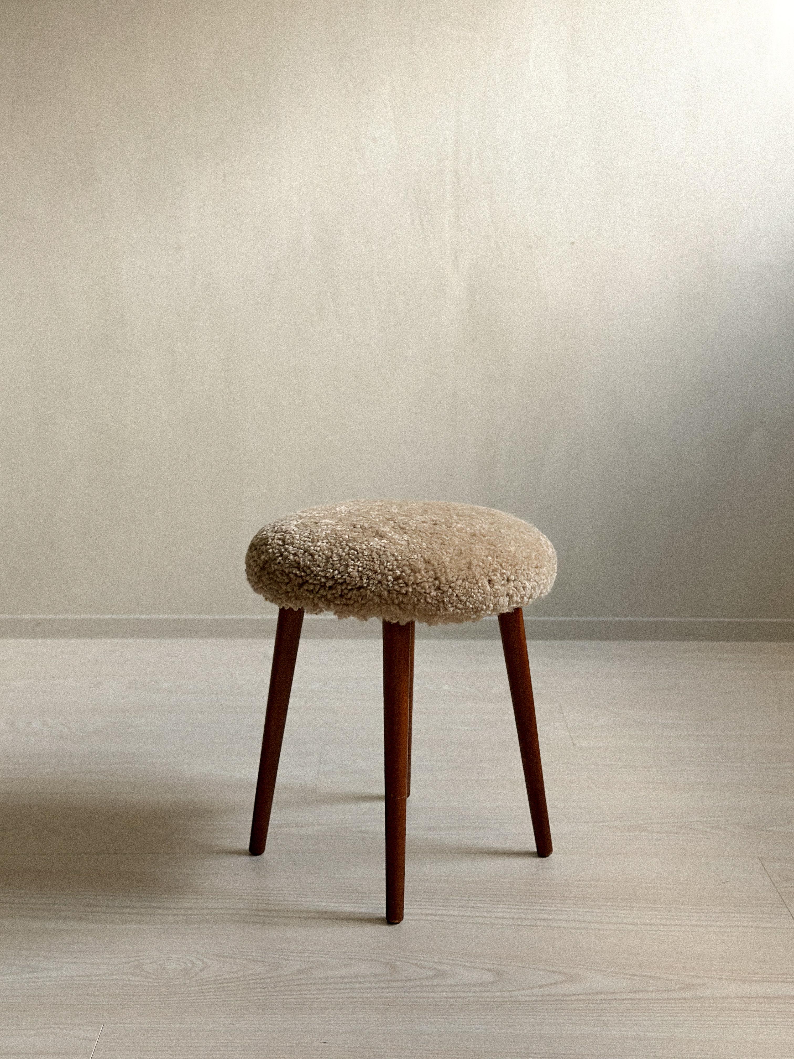 Bois Tabouret The Moderns , Scandi Home Style, peau de mouton, Scandinavie, c.C. 1950s en vente