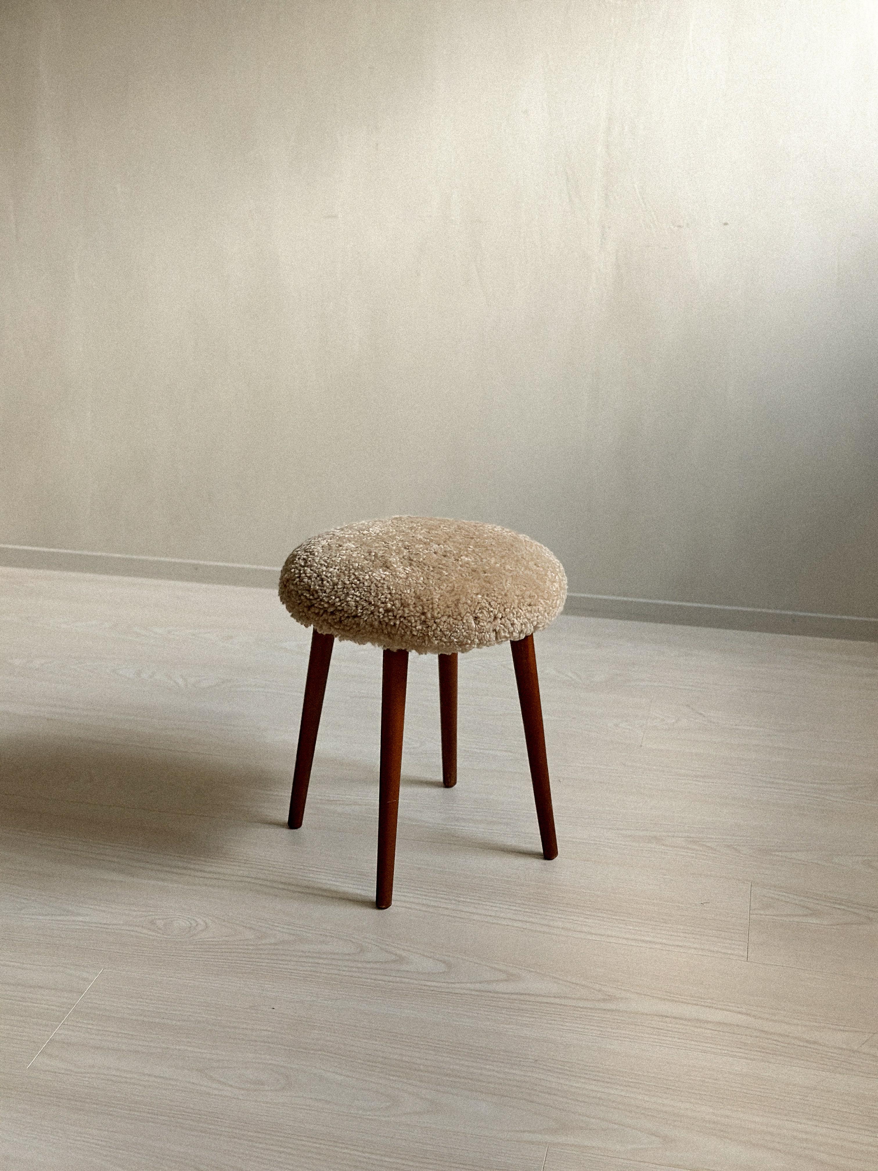 Tabouret The Moderns , Scandi Home Style, peau de mouton, Scandinavie, c.C. 1950s en vente 1