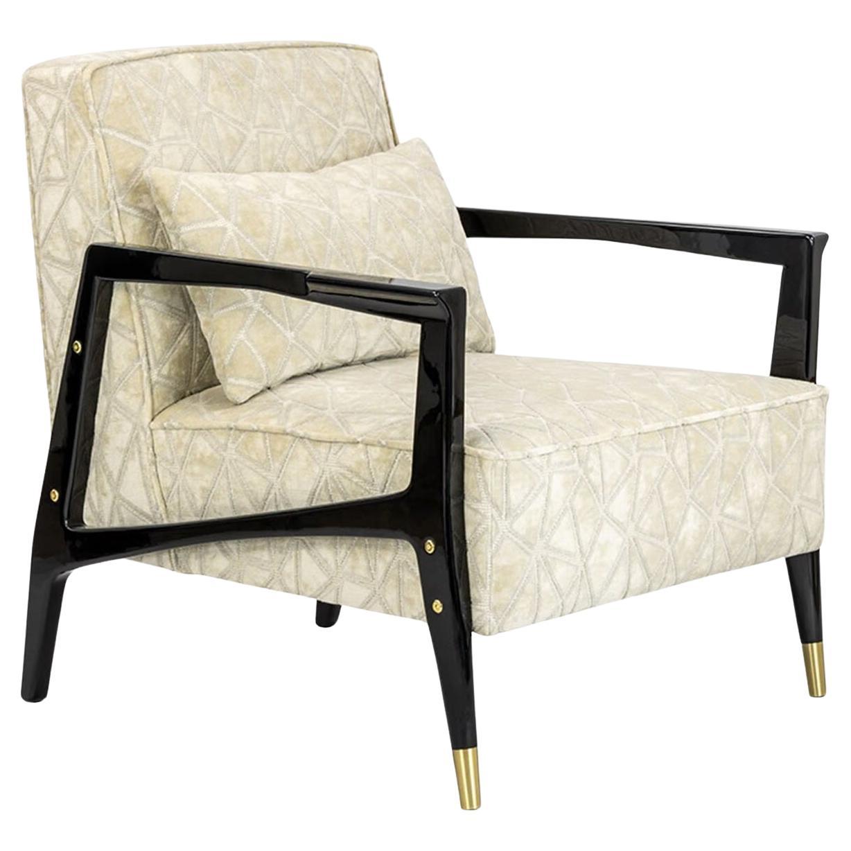 Este elegante sillón está diseñado para ofrecer comodidad y estética. Tiene un cómodo asiento recubierto de un cautivador tejido estampado que le añade personalidad. Los pies de la silla son lisos y están pulidos con laca, lo que le da un toque