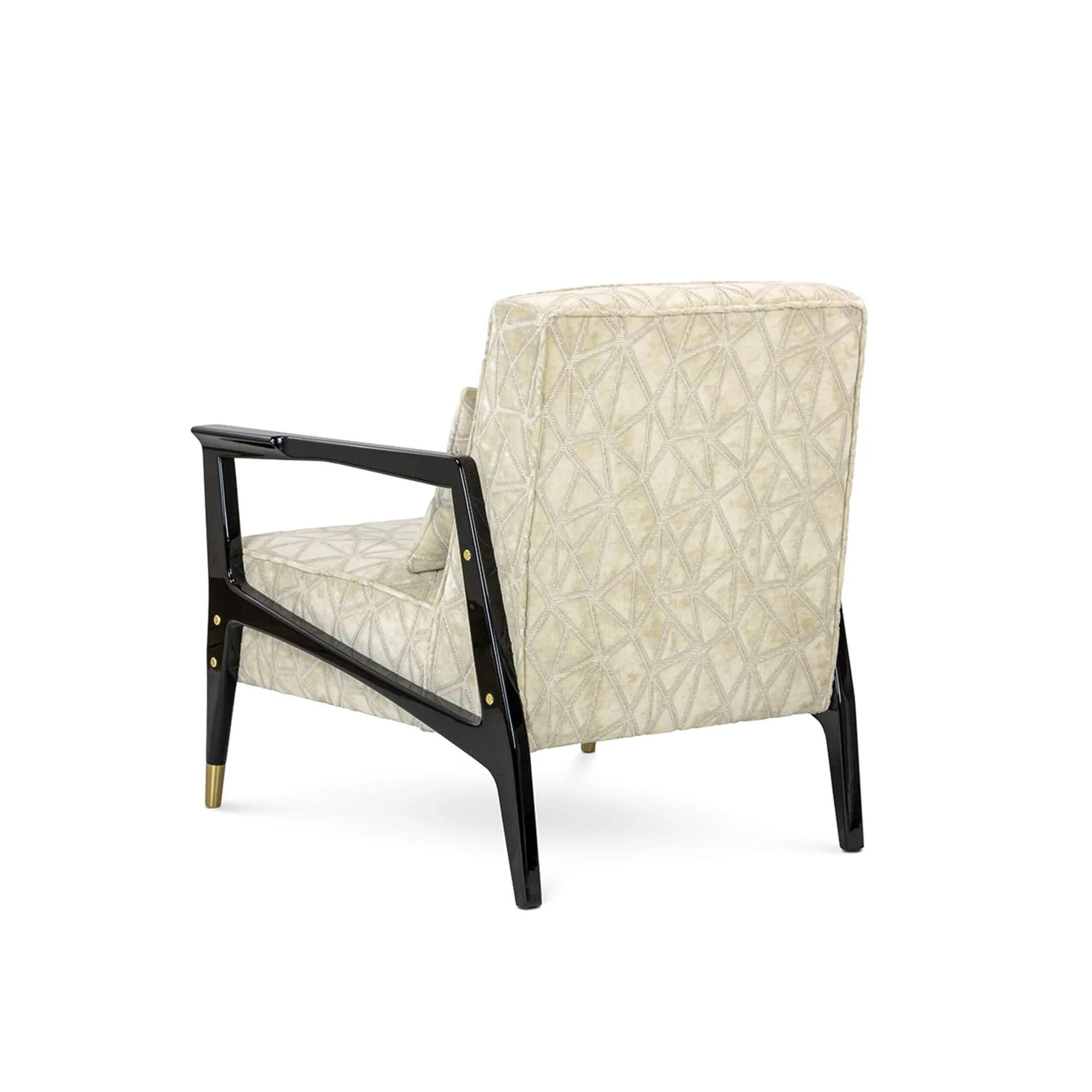 Sillón de estilo moderno de mediados de siglo con patas lacadas y detalles de latón Moderno en venta