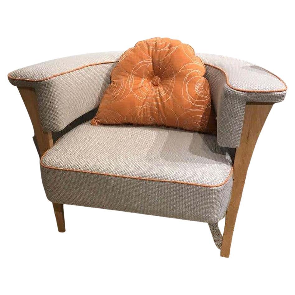 Sessel im modernen Stil der Jahrhundertmitte mit natürlichem Leinen und orangefarbener Paspelierung