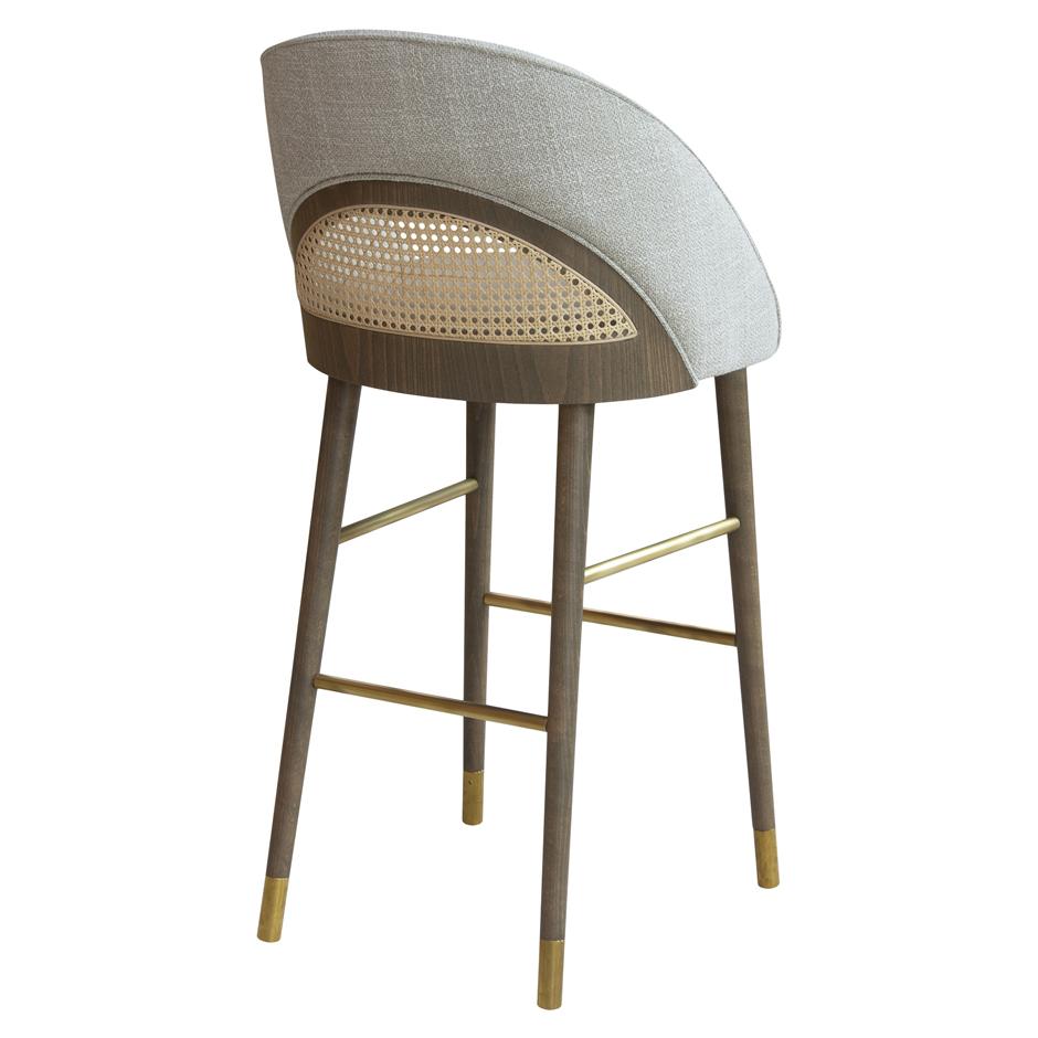 Moderne Tabouret de bar de style The Modernity avec dossier en canne et détails en laiton en vente