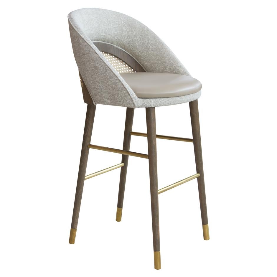 Portugais Tabouret de bar de style The Modernity avec dossier en canne et détails en laiton en vente