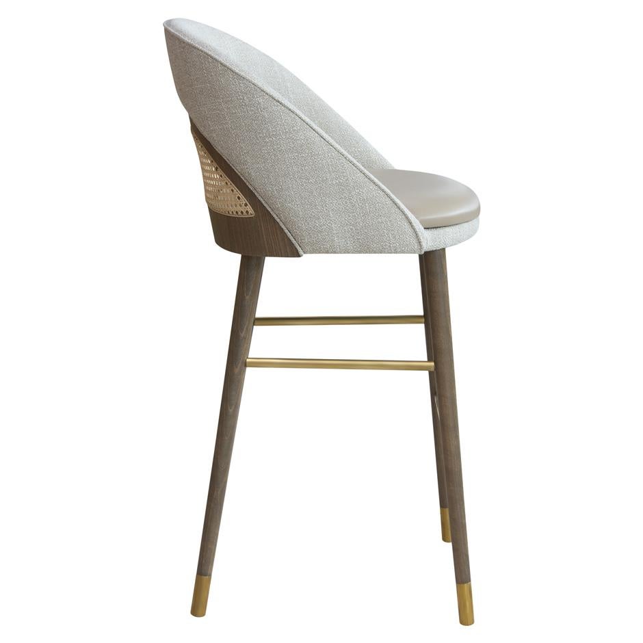 Fait main Tabouret de bar de style The Modernity avec dossier en canne et détails en laiton en vente
