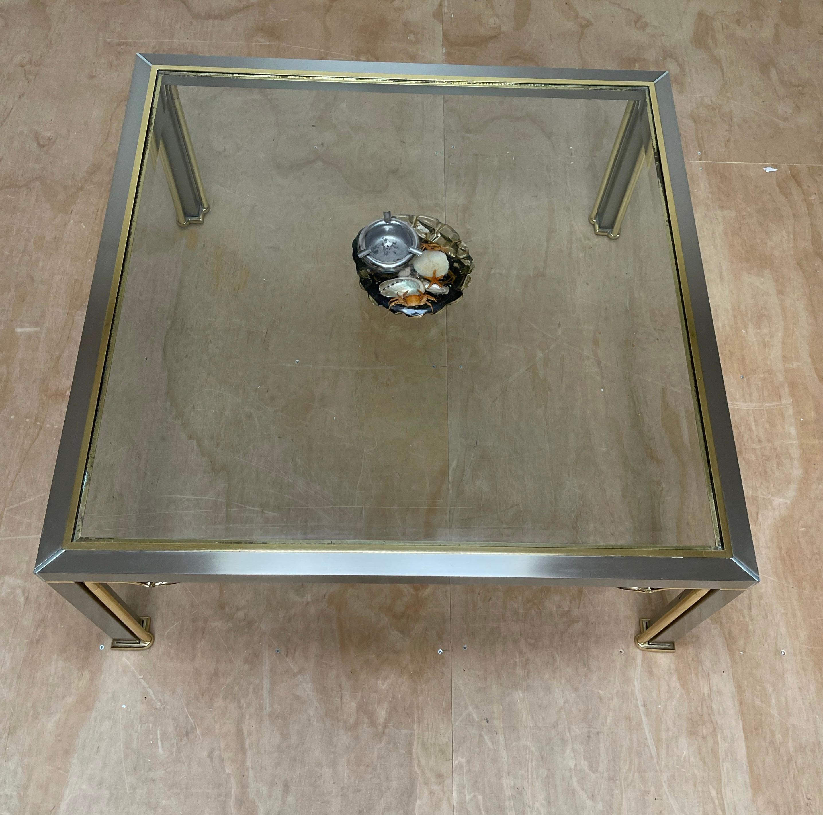 Table basse de style moderne du milieu du siècle dernier avec plateau en verre et sculptures de cygnes en bronze en vente 7