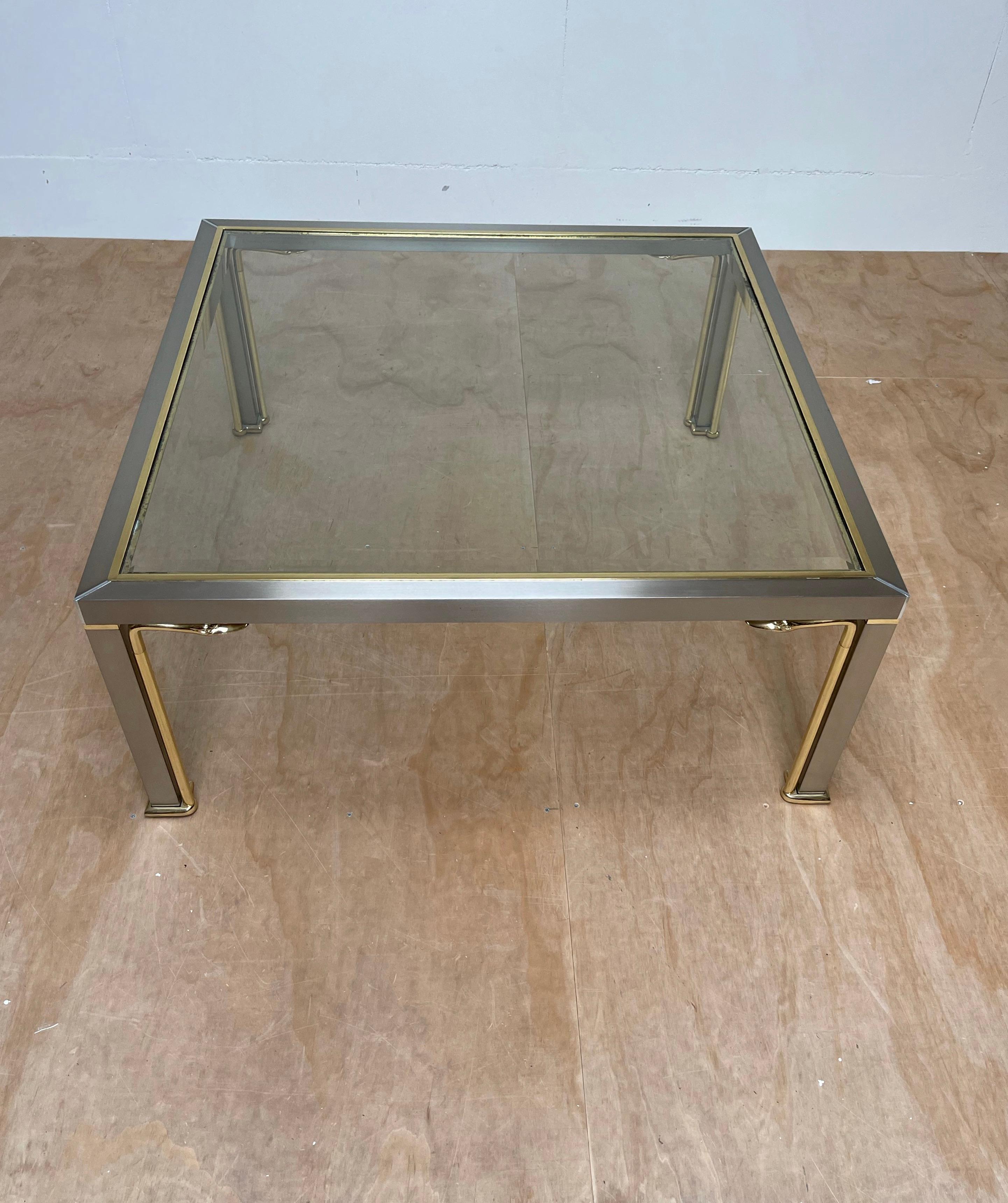 Table basse de style moderne du milieu du siècle dernier avec plateau en verre et sculptures de cygnes en bronze en vente 9
