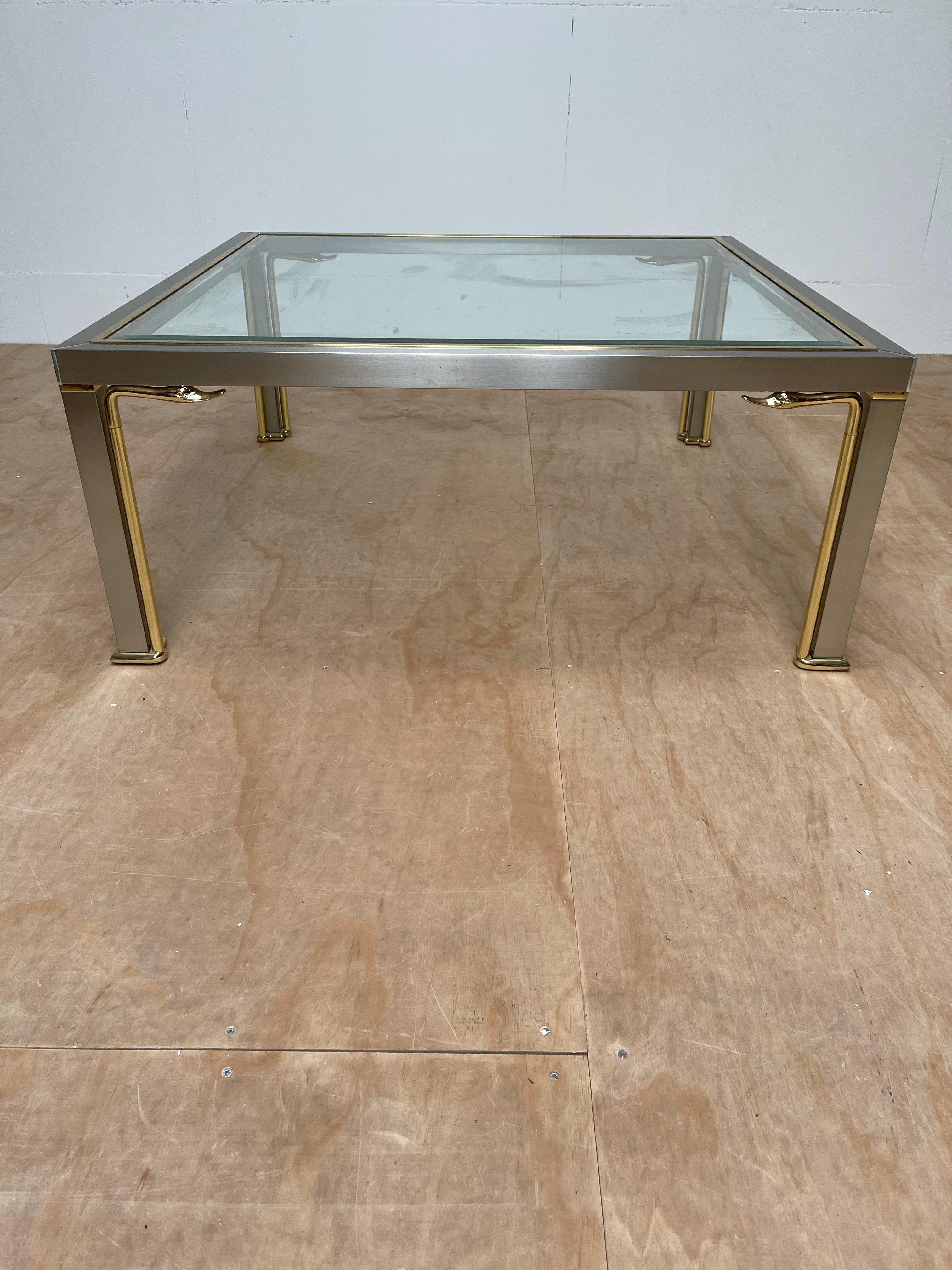 Table basse de style moderne du milieu du siècle dernier avec plateau en verre et sculptures de cygnes en bronze en vente 12