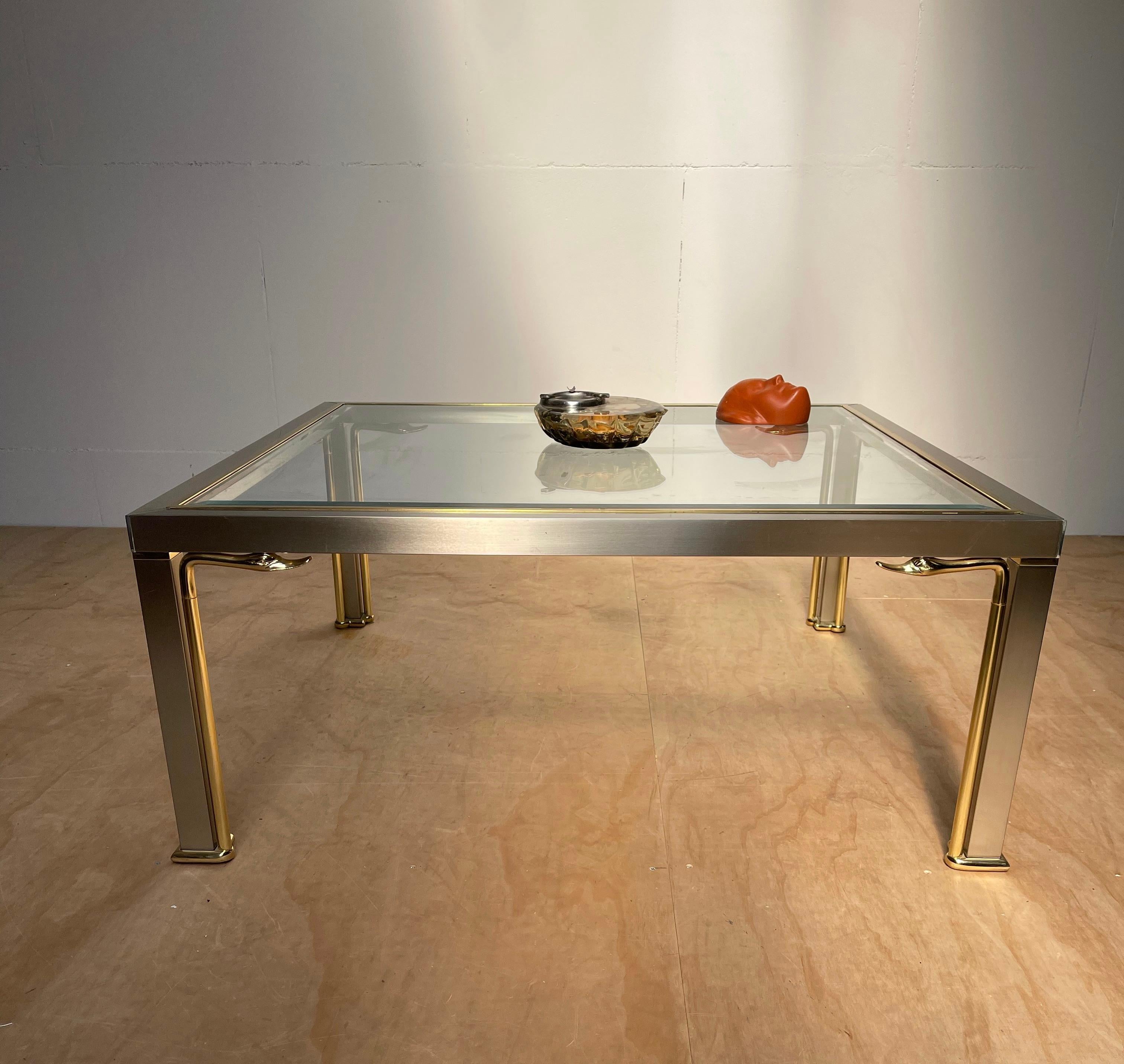 Mid-Century Modern Table basse de style moderne du milieu du siècle dernier avec plateau en verre et sculptures de cygnes en bronze en vente