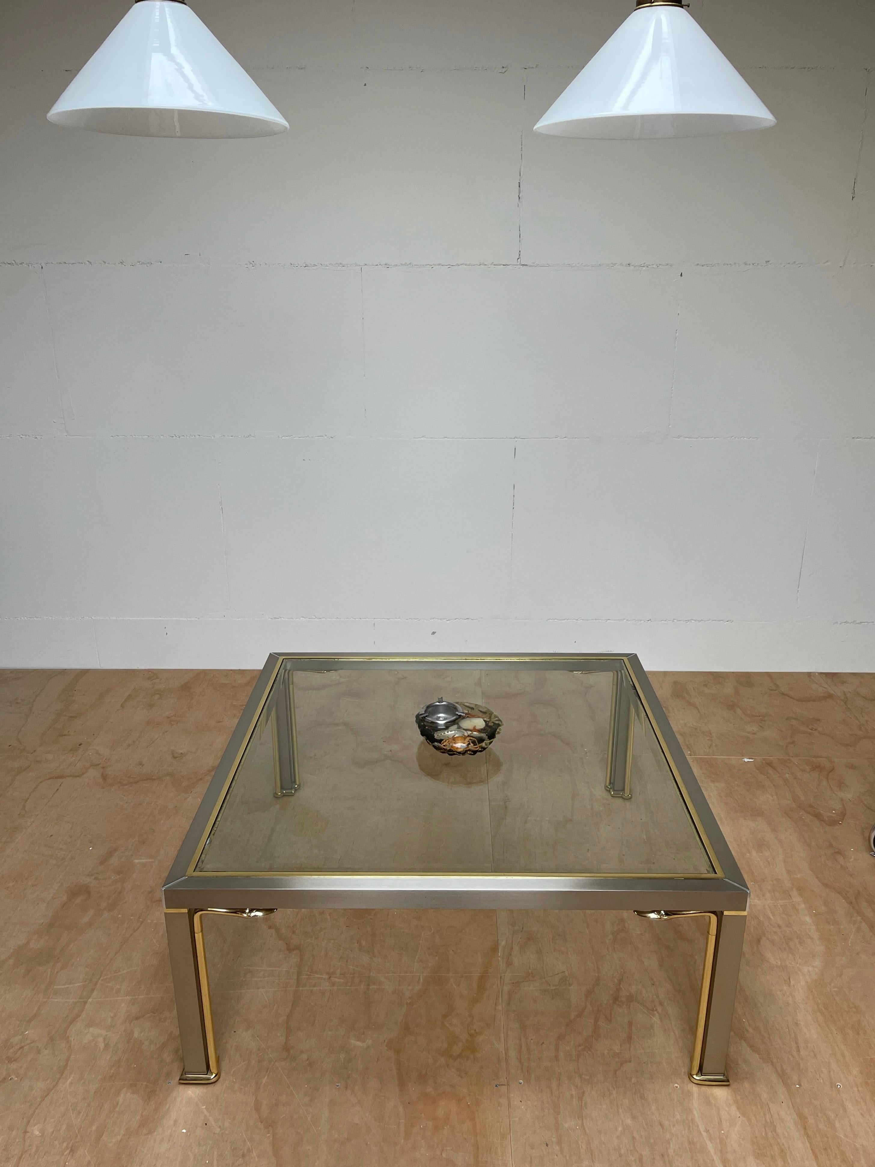 Biseauté Table basse de style moderne du milieu du siècle dernier avec plateau en verre et sculptures de cygnes en bronze en vente
