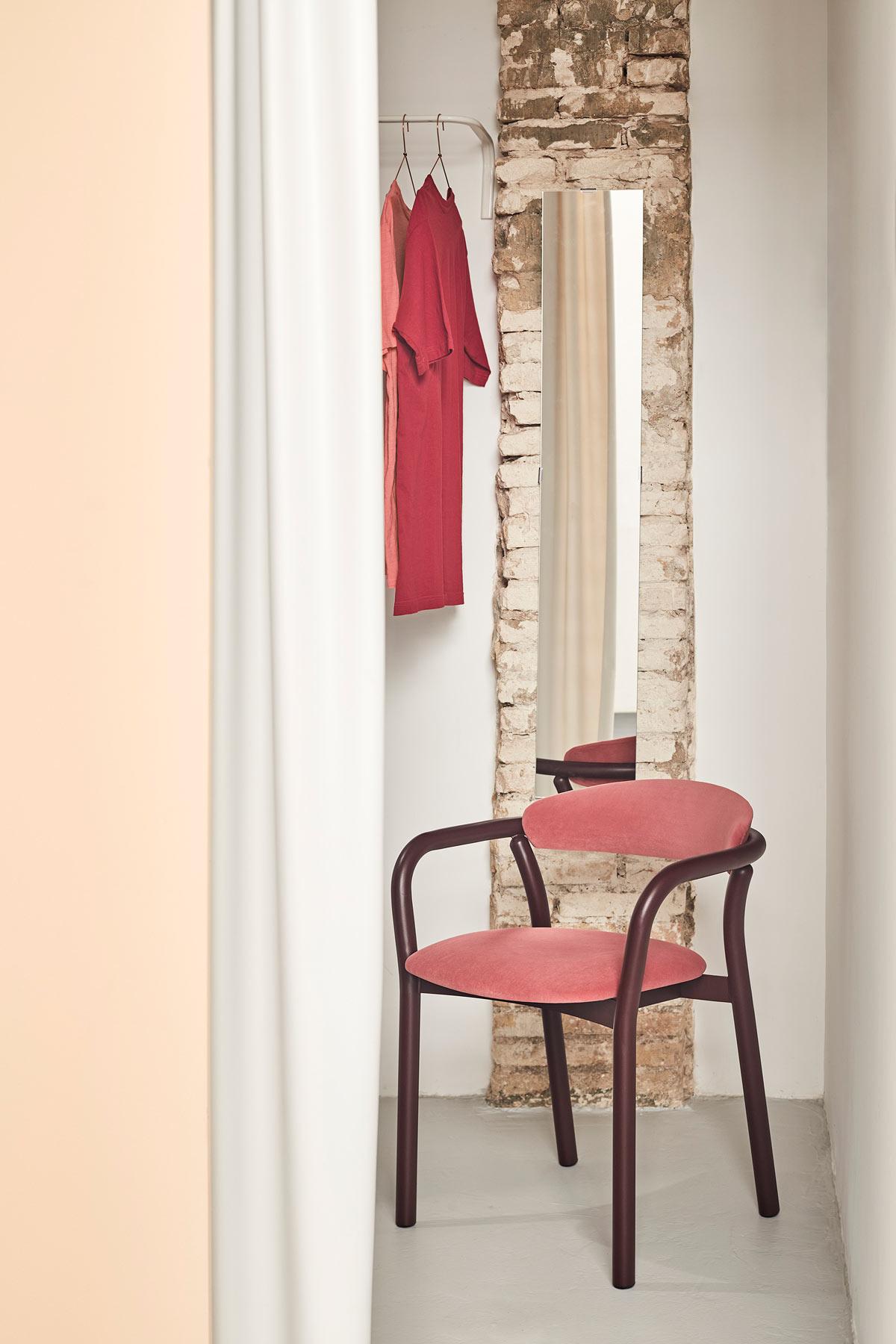 Midcentury Modern Style Dining Chairs In Antique Pink Velvet For Sale 4