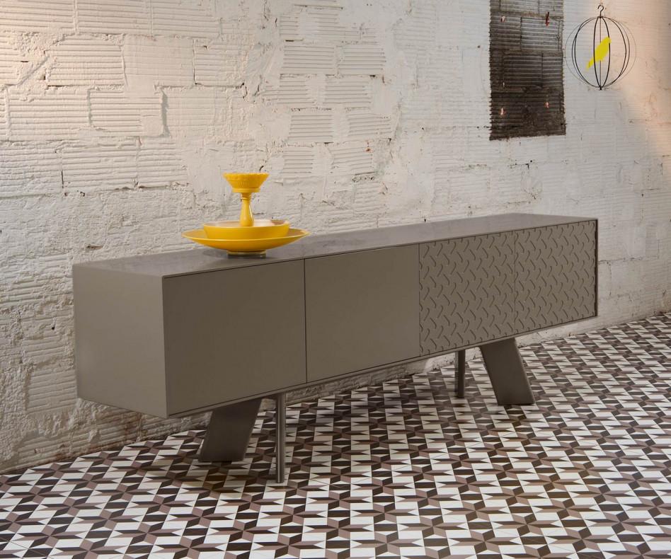 Credenza in stile moderno del Medioevo in noce e laccata arancione con motivi frontali in vendita 4