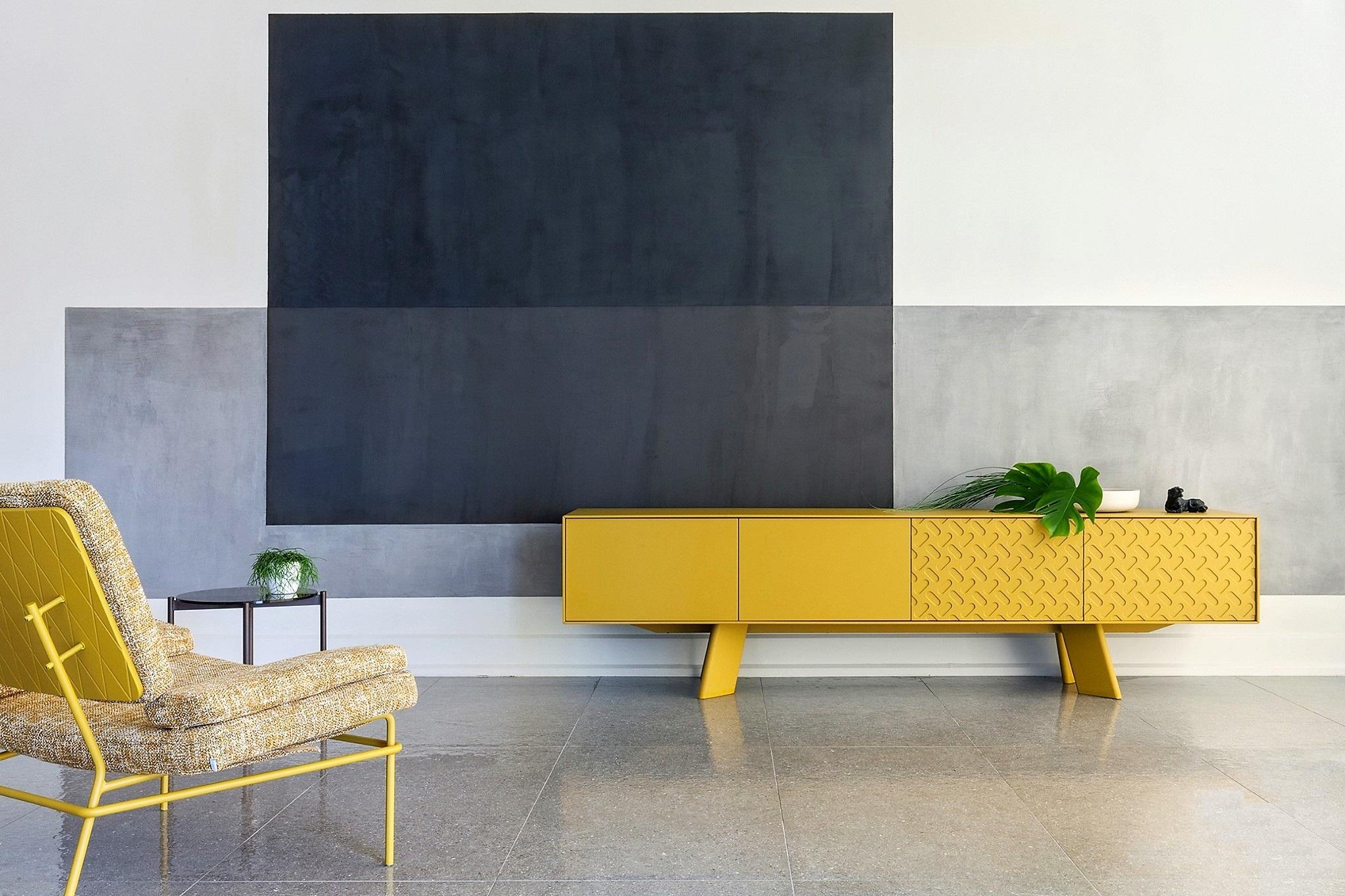 Credenza in stile moderno del Medioevo in noce e laccata arancione con motivi frontali In condizioni Nuovo in vendita a NEW YORK, NY