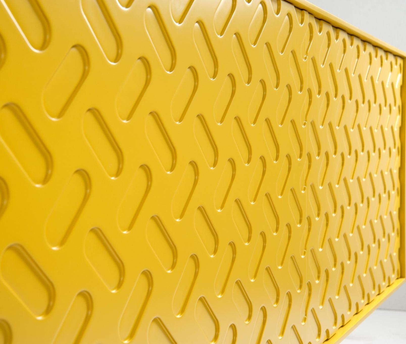 Credenza in stile moderno del Medioevo in noce e laccata arancione con motivi frontali in vendita 1