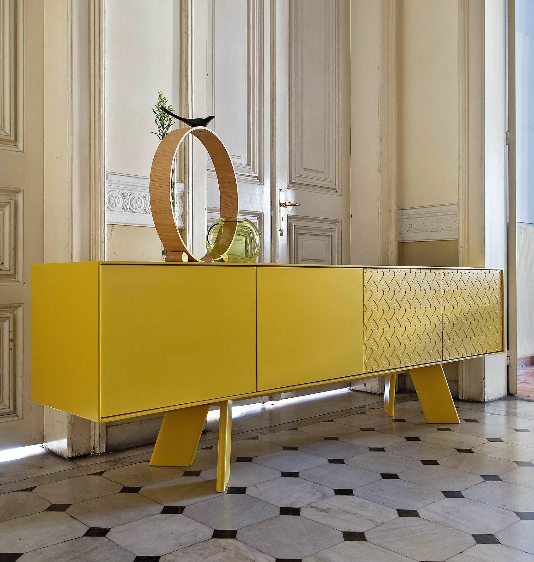 Credenza in stile moderno del Medioevo in noce e laccata arancione con motivi frontali in vendita 2