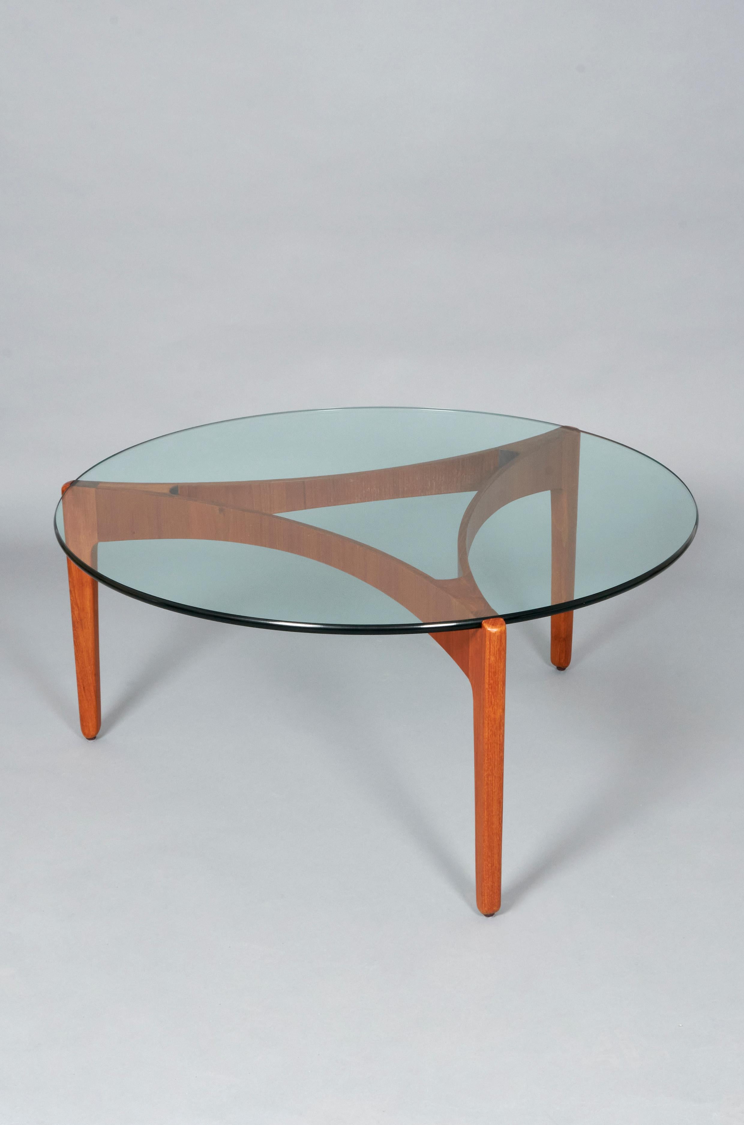 Midcentury Modern Sven Ellekaer Teak and Glass Coffee Table In Good Condition For Sale In Madrid, ES