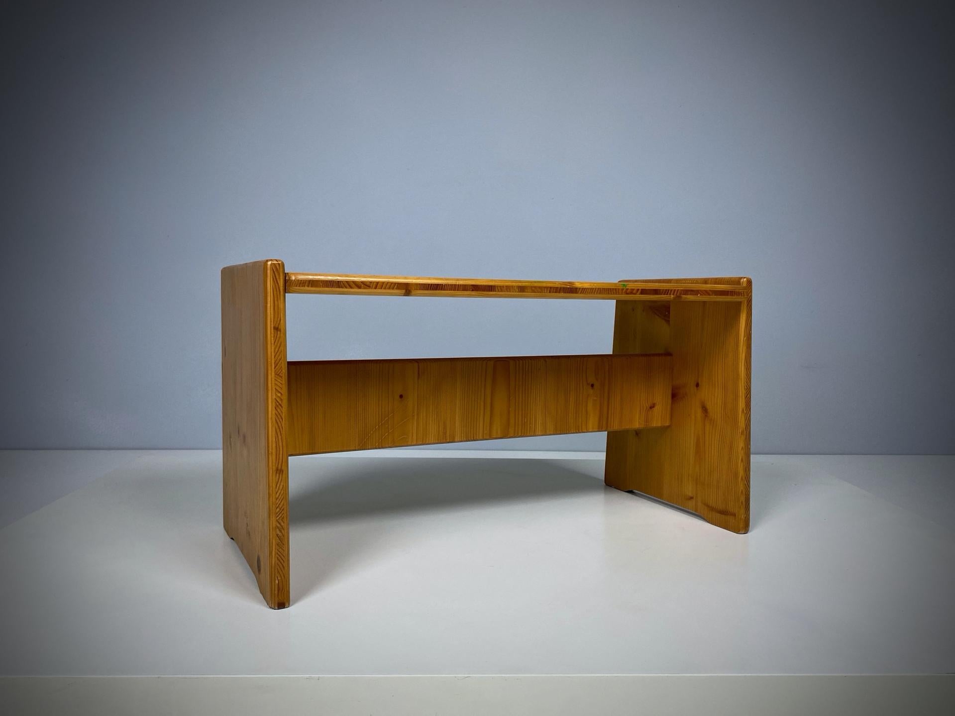 Ein schöner, minimalistischer Hocker, handgefertigt in den 1960er Jahren in Schweden. Der Hocker aus laminiertem Kiefernholz hat schöne handwerkliche Details. Der Hocker weist eine schöne Patina auf. In gutem Originalzustand.


 