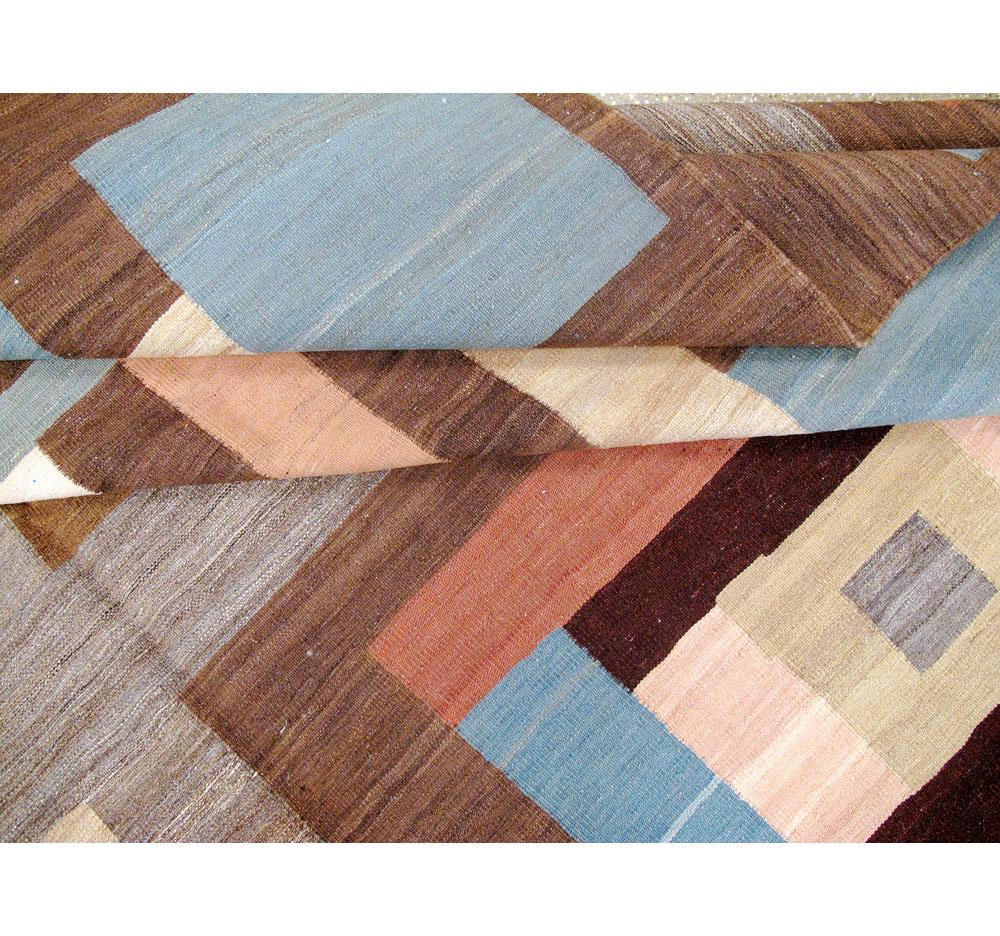 Tappeto a tessitura piatta in stile svedese di metà secolo, dimensioni della stanza, di forma geometrica in vendita 1