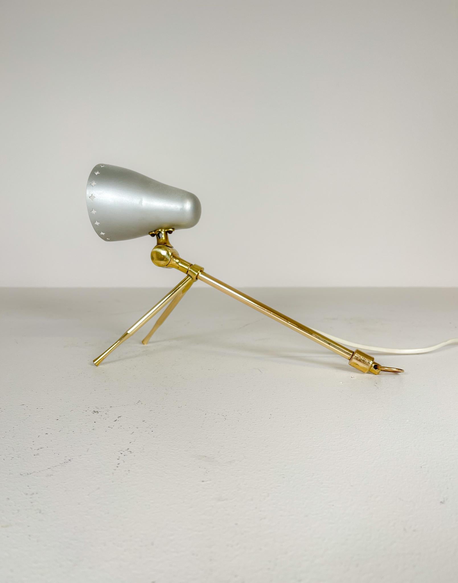 Midcenury table lamp or wall lamp with stunning design for its time. This table lamp produced in Sweden at Falkenbergs Belysning was designed by Boris Lacroix. It has a brass base with a lacquerd metal shade. 

Working vintage condotion wit some