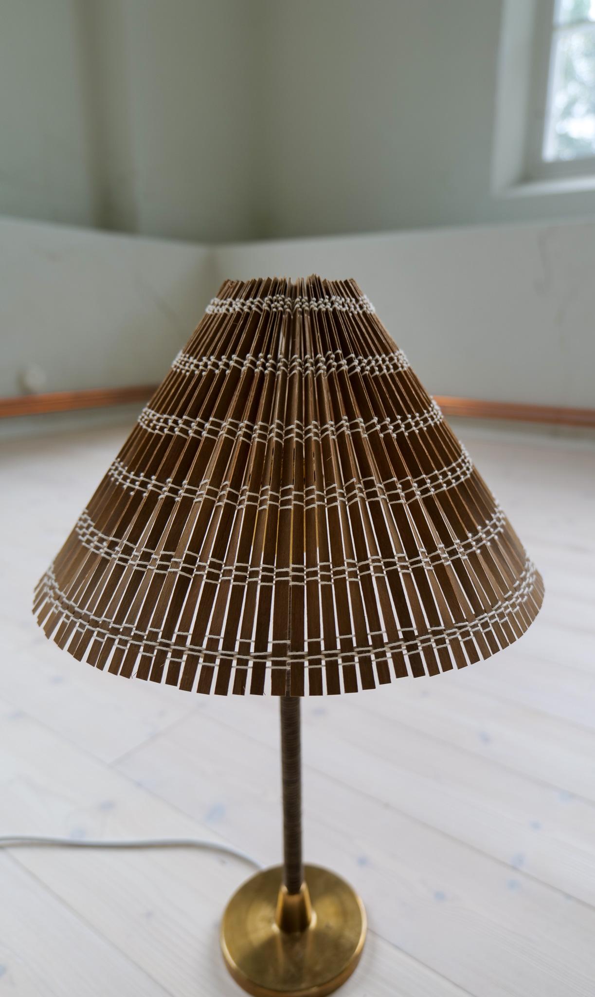 Lampe de table moderne du milieu du siècle Laiton et rotin Finlande 1960s en vente 4