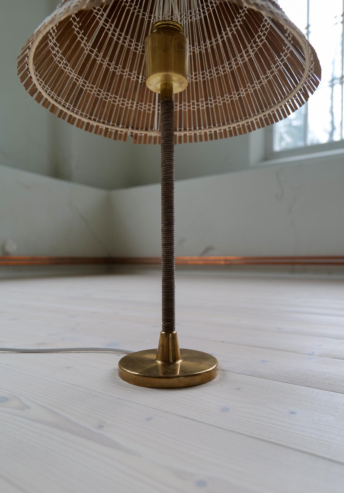 Lampe de table moderne du milieu du siècle Laiton et rotin Finlande 1960s en vente 5
