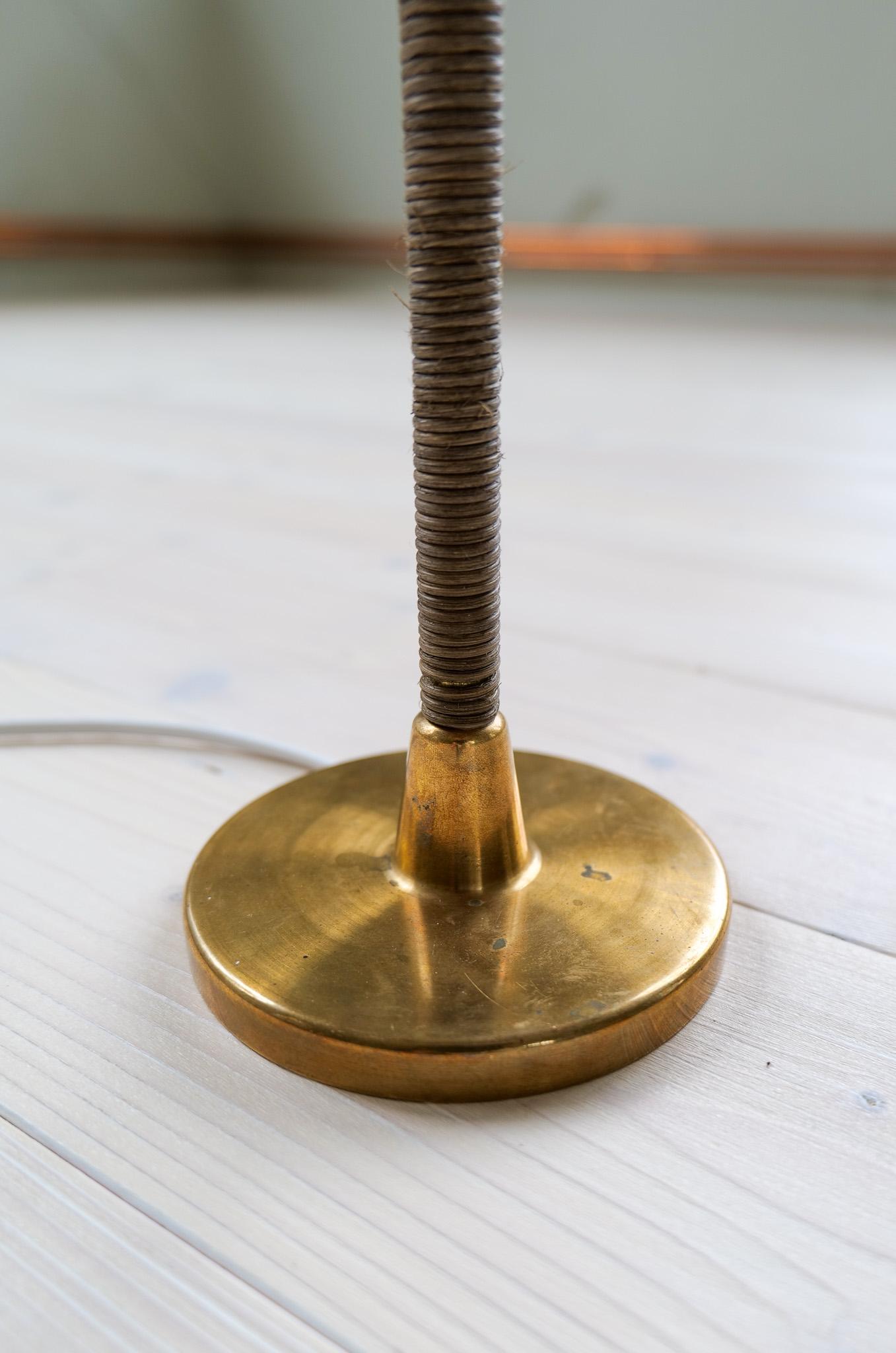 Lampe de table moderne du milieu du siècle Laiton et rotin Finlande 1960s en vente 6