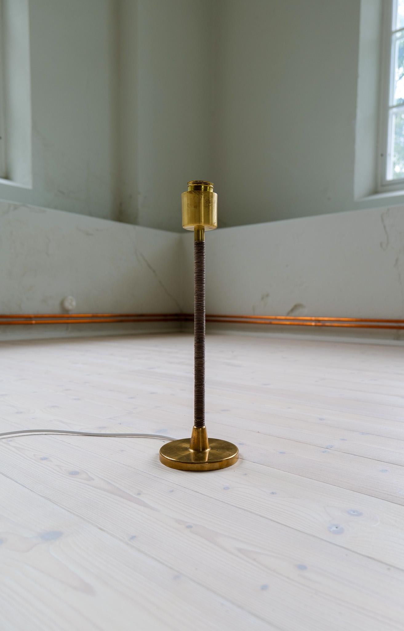 Lampe de table moderne du milieu du siècle Laiton et rotin Finlande 1960s en vente 8