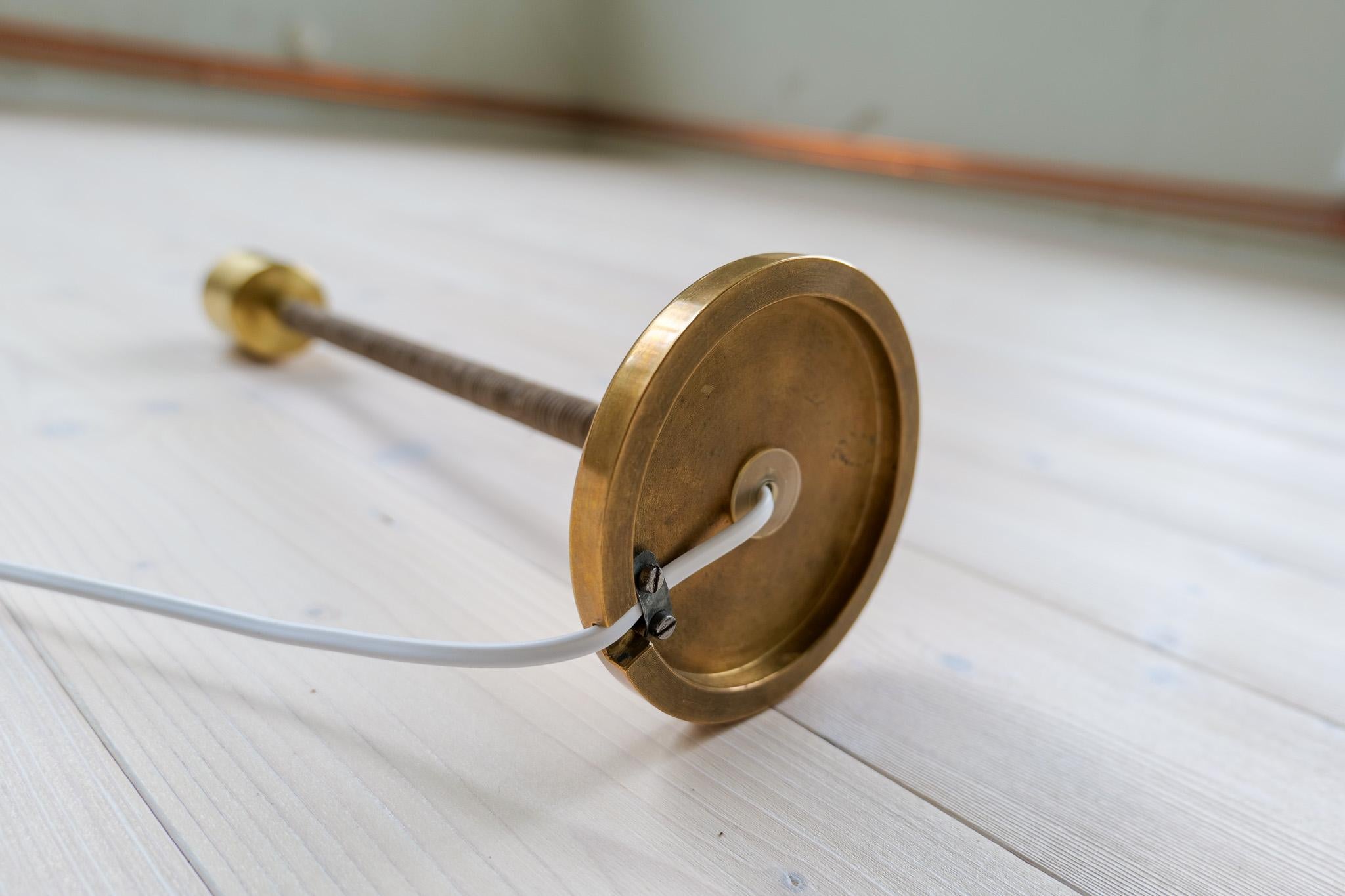Lampe de table moderne du milieu du siècle Laiton et rotin Finlande 1960s en vente 9