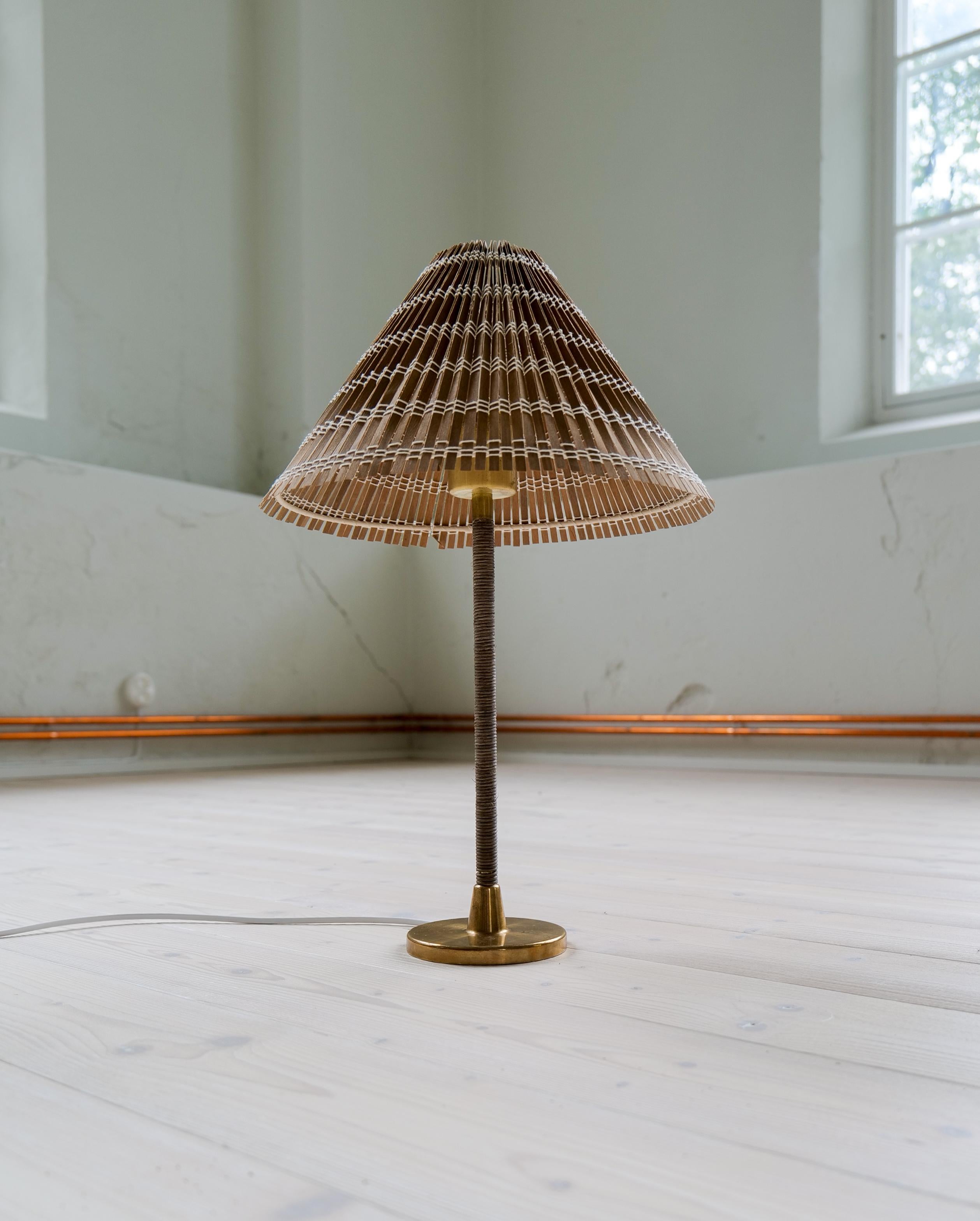 Mid-Century Modern Lampe de table moderne du milieu du siècle Laiton et rotin Finlande 1960s en vente