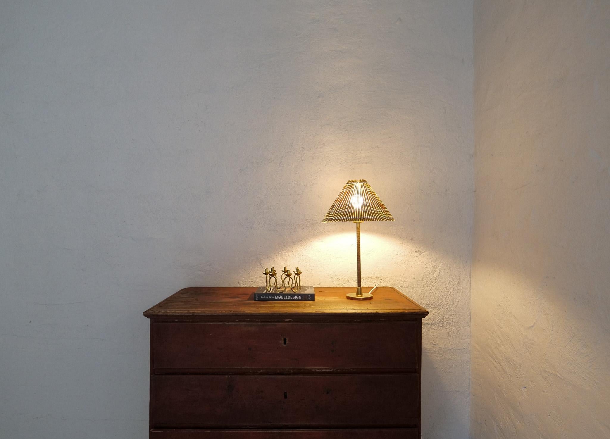 Finlandais Lampe de table moderne du milieu du siècle Laiton et rotin Finlande 1960s en vente