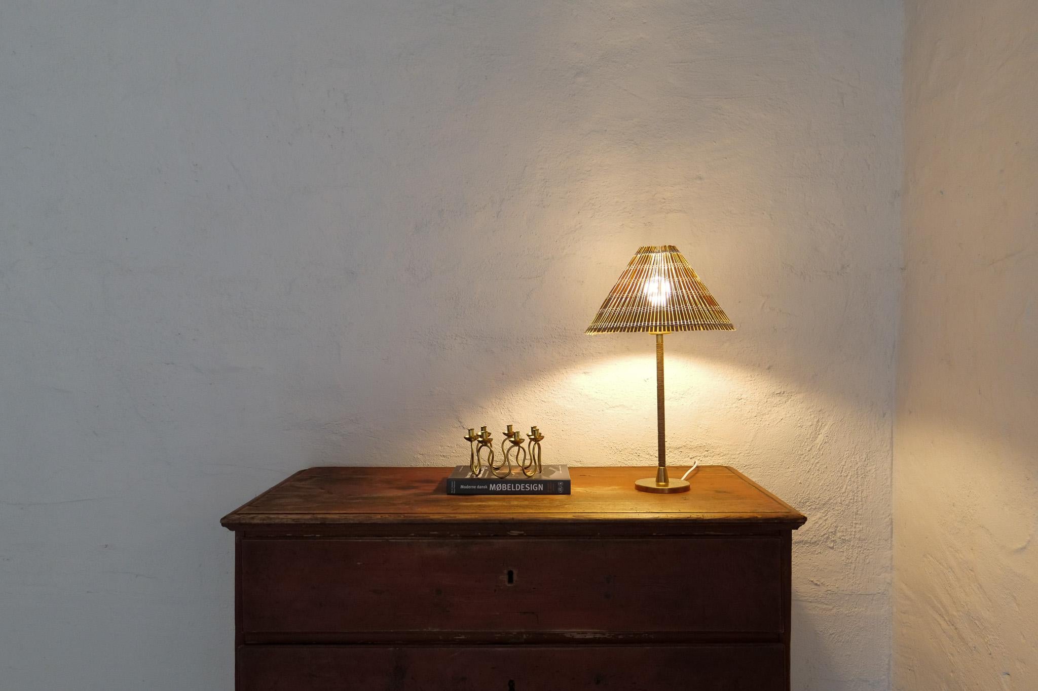 Lampe de table moderne du milieu du siècle Laiton et rotin Finlande 1960s Bon état - En vente à Hillringsberg, SE