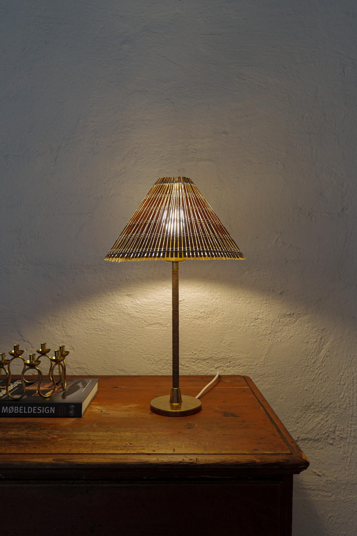 Milieu du XXe siècle Lampe de table moderne du milieu du siècle Laiton et rotin Finlande 1960s en vente