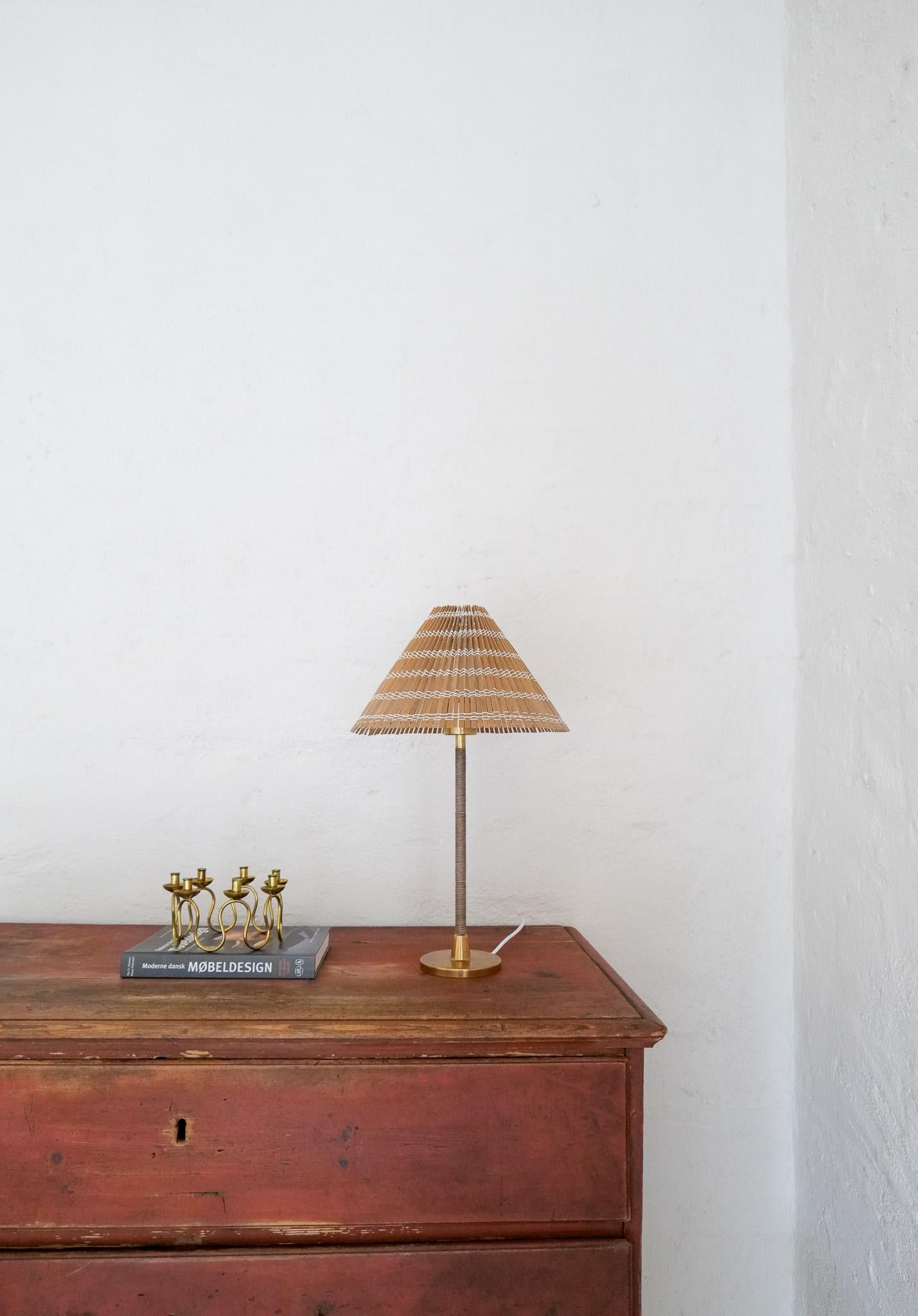 Lampe de table moderne du milieu du siècle Laiton et rotin Finlande 1960s en vente 1