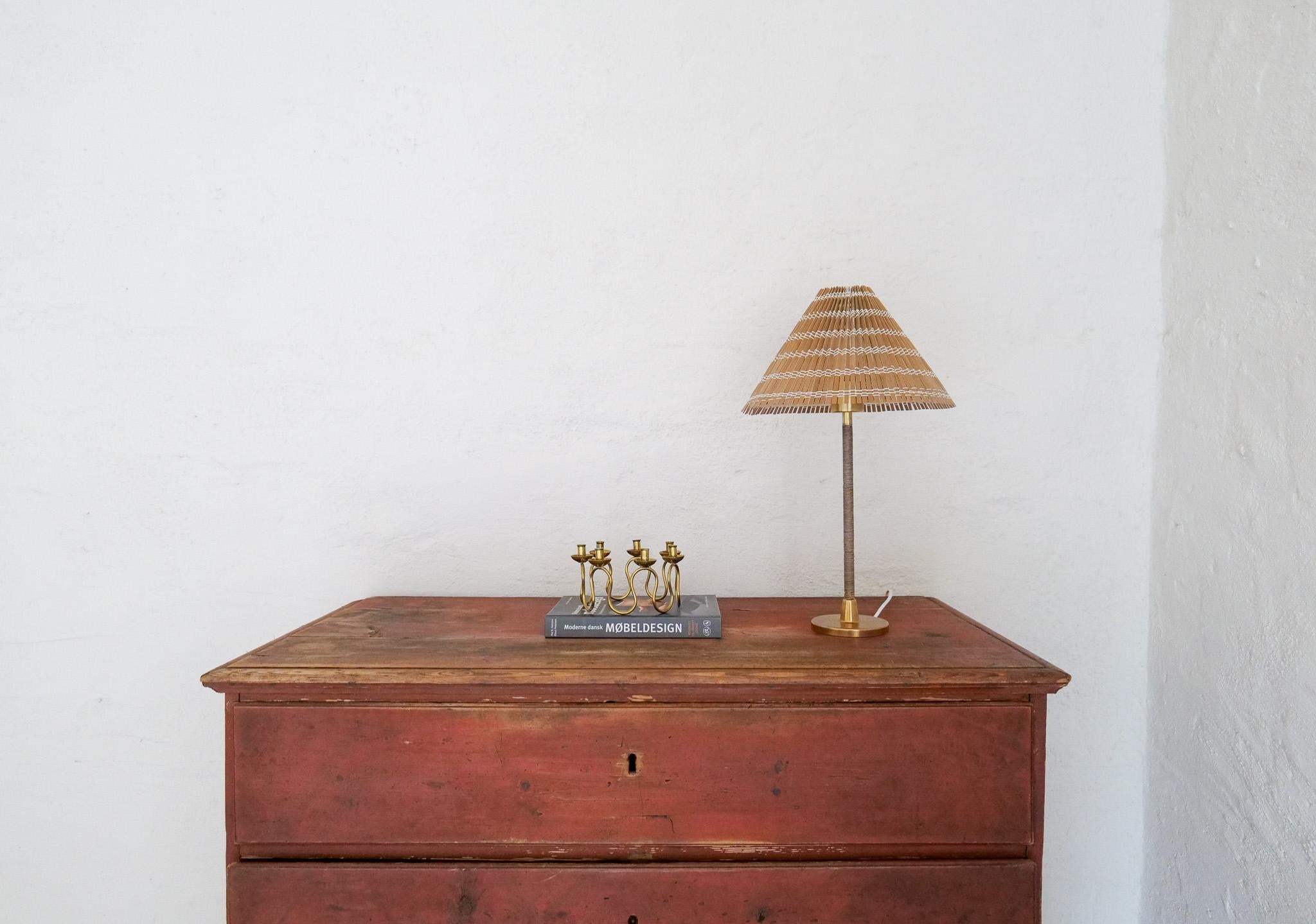 Lampe de table moderne du milieu du siècle Laiton et rotin Finlande 1960s en vente 2