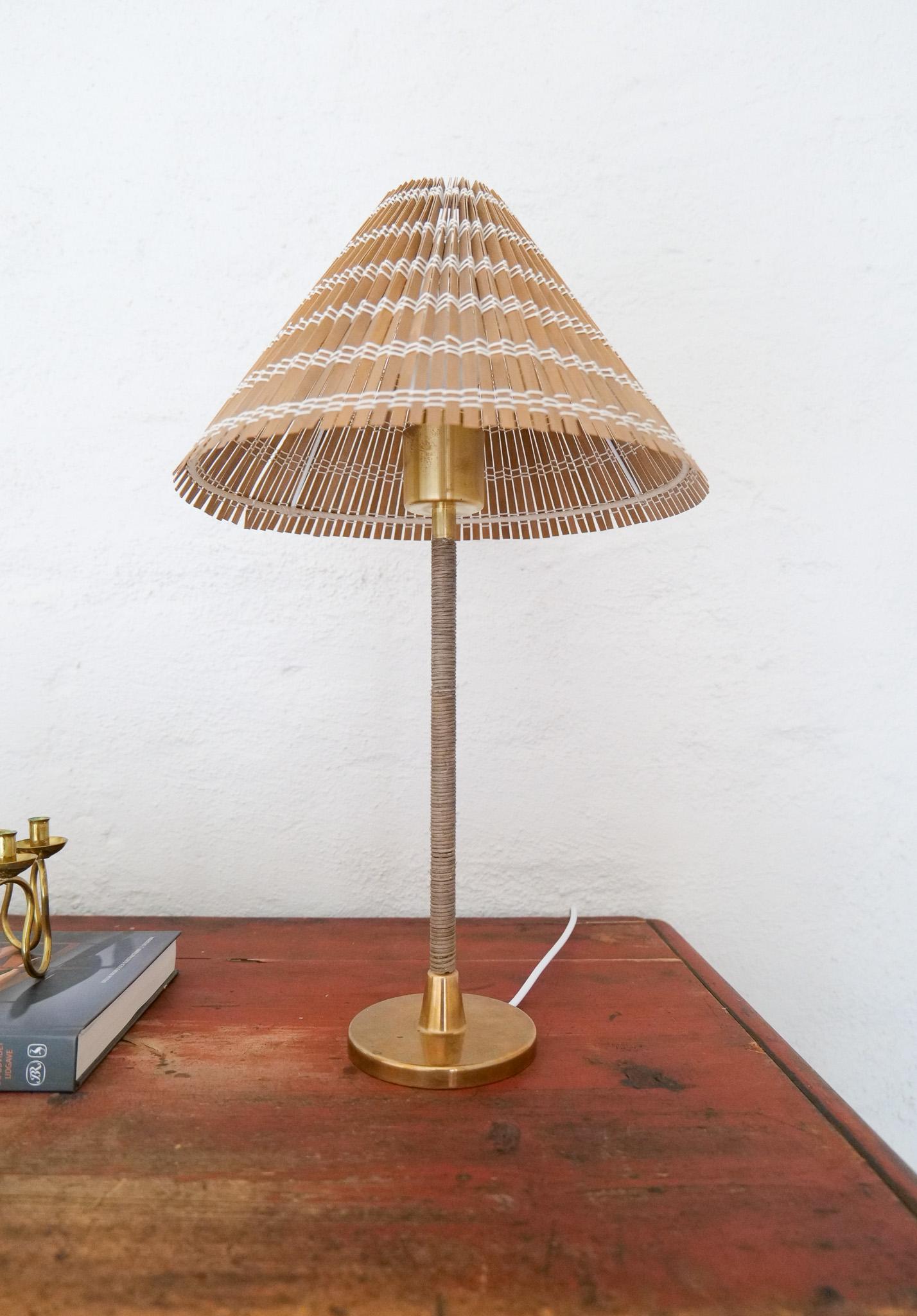 Lampe de table moderne du milieu du siècle Laiton et rotin Finlande 1960s en vente 3