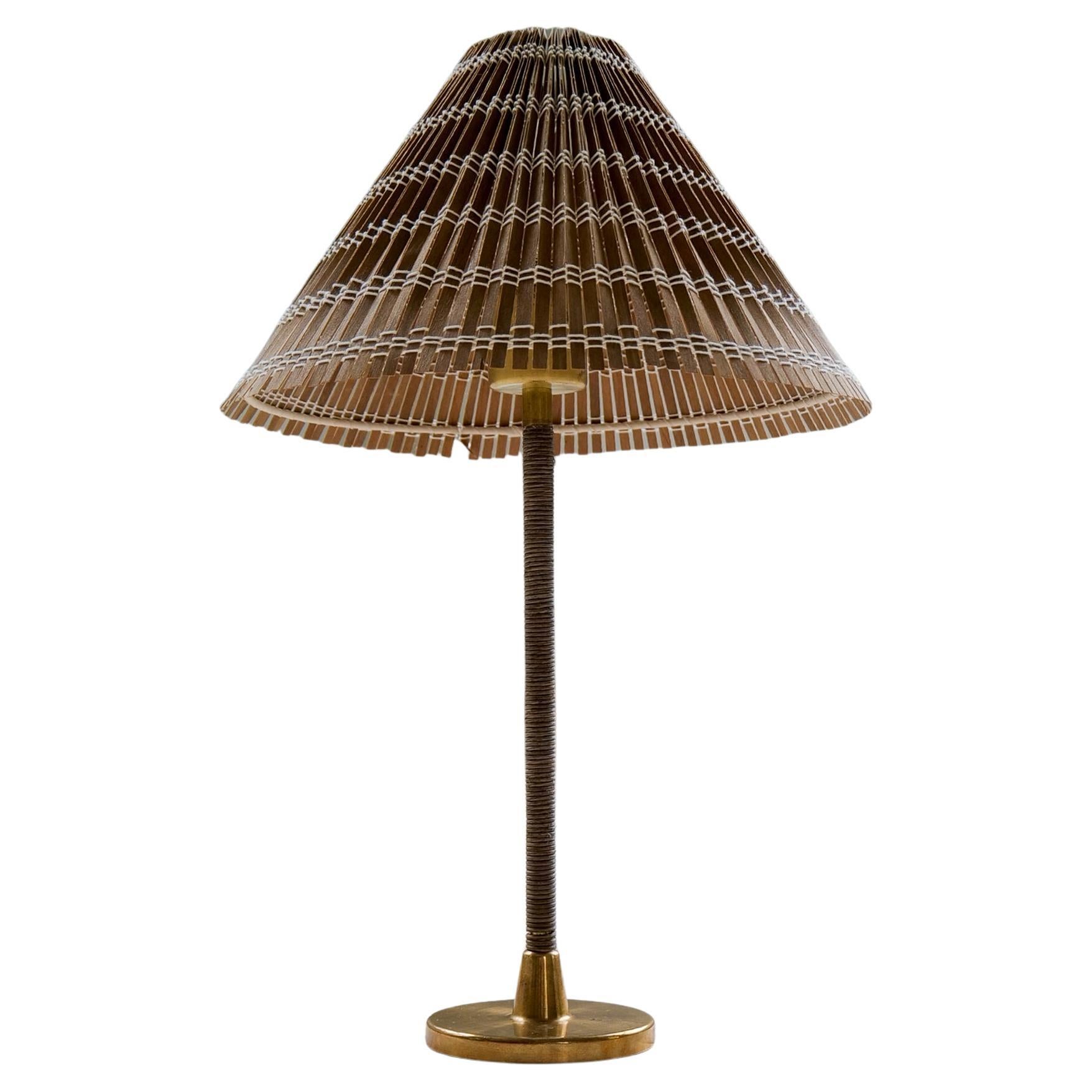 Lampe de table moderne du milieu du siècle Laiton et rotin Finlande 1960s