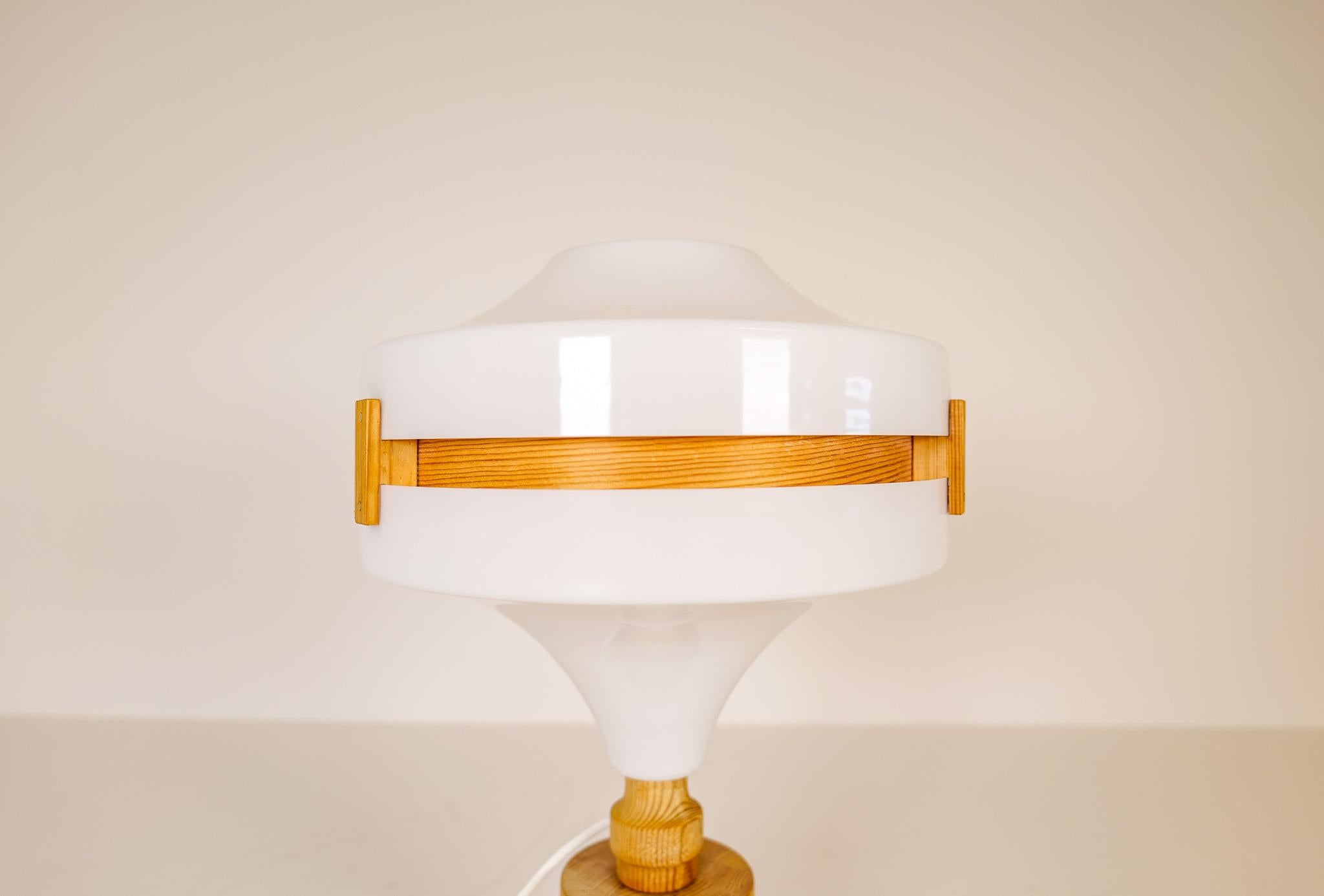 Mid-Century Modern Table Lamp in Pine and Acrylic, Sweden, 1970s In Good Condition In Hillringsberg, SE