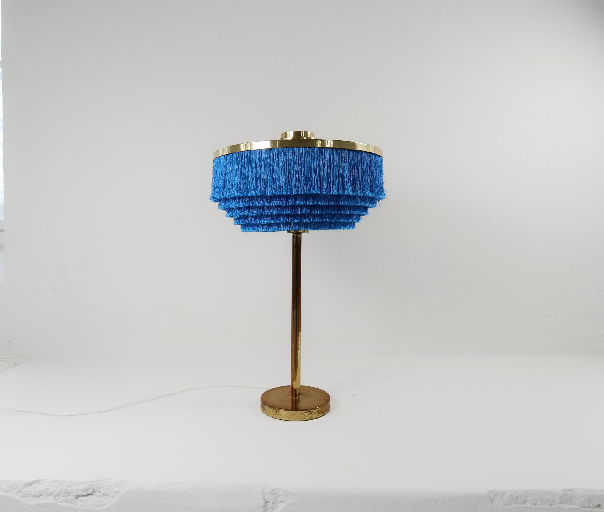 Rare table lamp model B-138 designed by Hans-Agne Jakobsson. Produced by Hans-Agne Jakobsson in Markaryd, Sweden.
This lamp is one of the rarest and most sought-after models in Hans-Agne’s fringe series.

Good vintage condition. The fringes are in