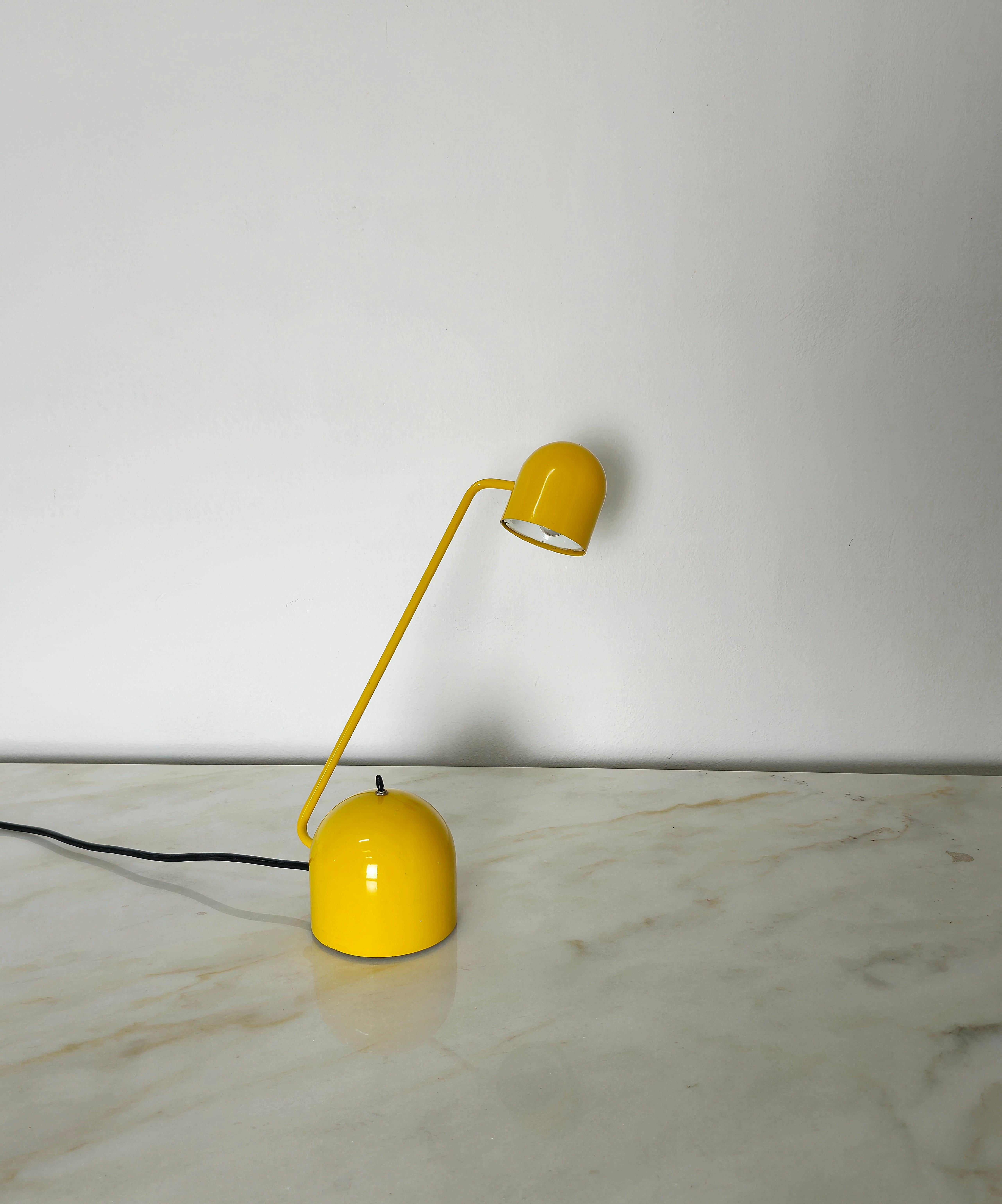 Midcentury Modern Table Lamp Yellow Metal Aluminum Italian Design 1960s For Sale 3
