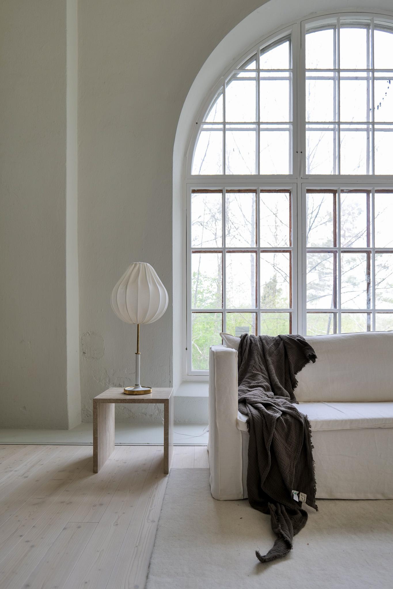 Dieses Paar ikonischer Tischlampen, Modell G2326, wurde von Josef Frank entworfen und von Svenskt Tenn in Schweden hergestellt. Das Modell ist aus Messing und lackiertem Metall. Diese hier mit tulpenförmigen Baumwollschirmen werden in Schweden