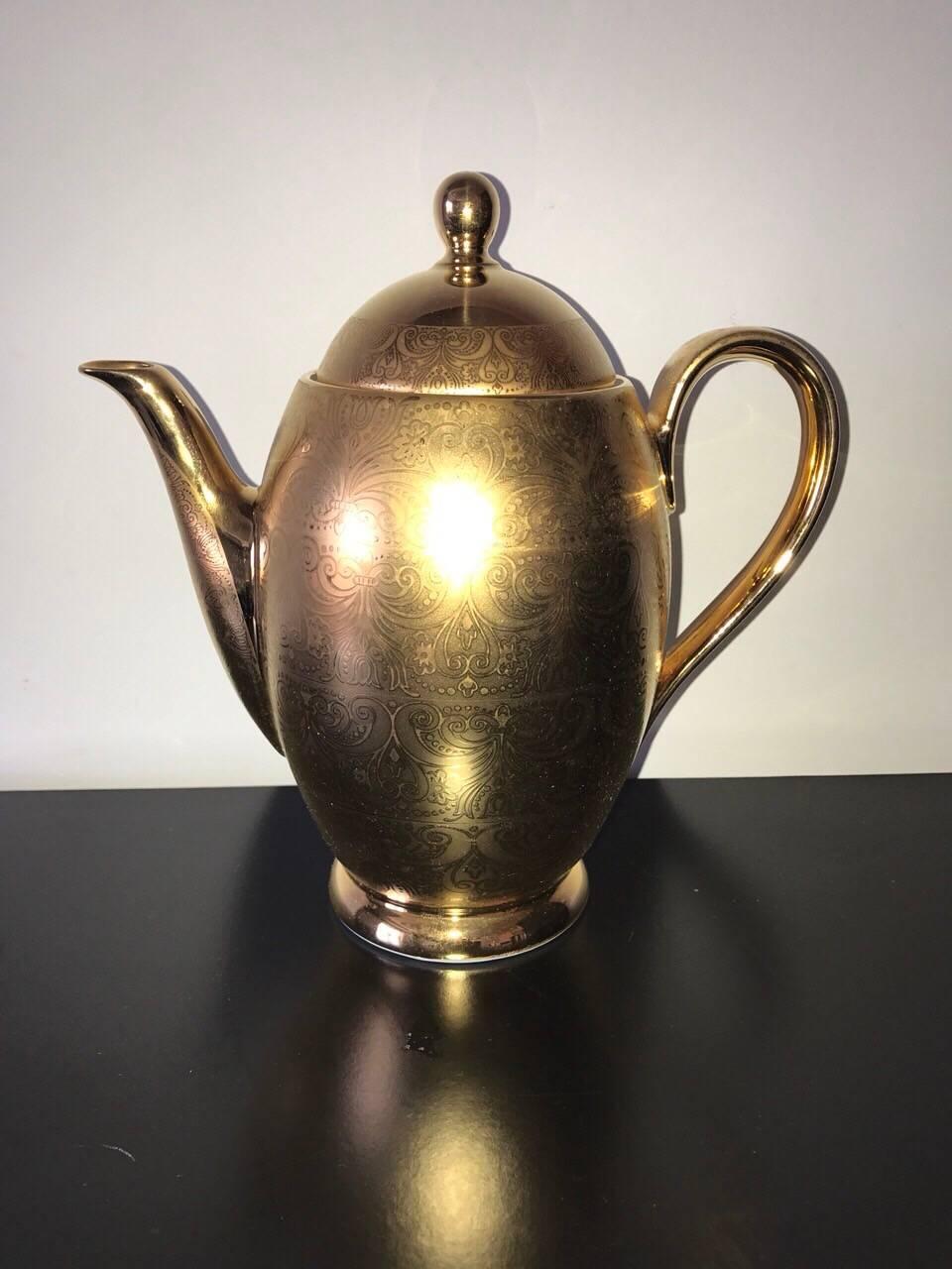 Amazing tea set gold leaf. 
QUALITY ROYALE LIMOGES-FRANCE 22 KAR GOLD
TEA SET
15 pieces:
1 tea pot with lid aprox. 9 1/4” h
1 sugar bowl with lid aprox 4” H
1 creamer 3 1/2” h
6 cups 3 1/4 h
6 saucers, 5 1/2 diameter

 