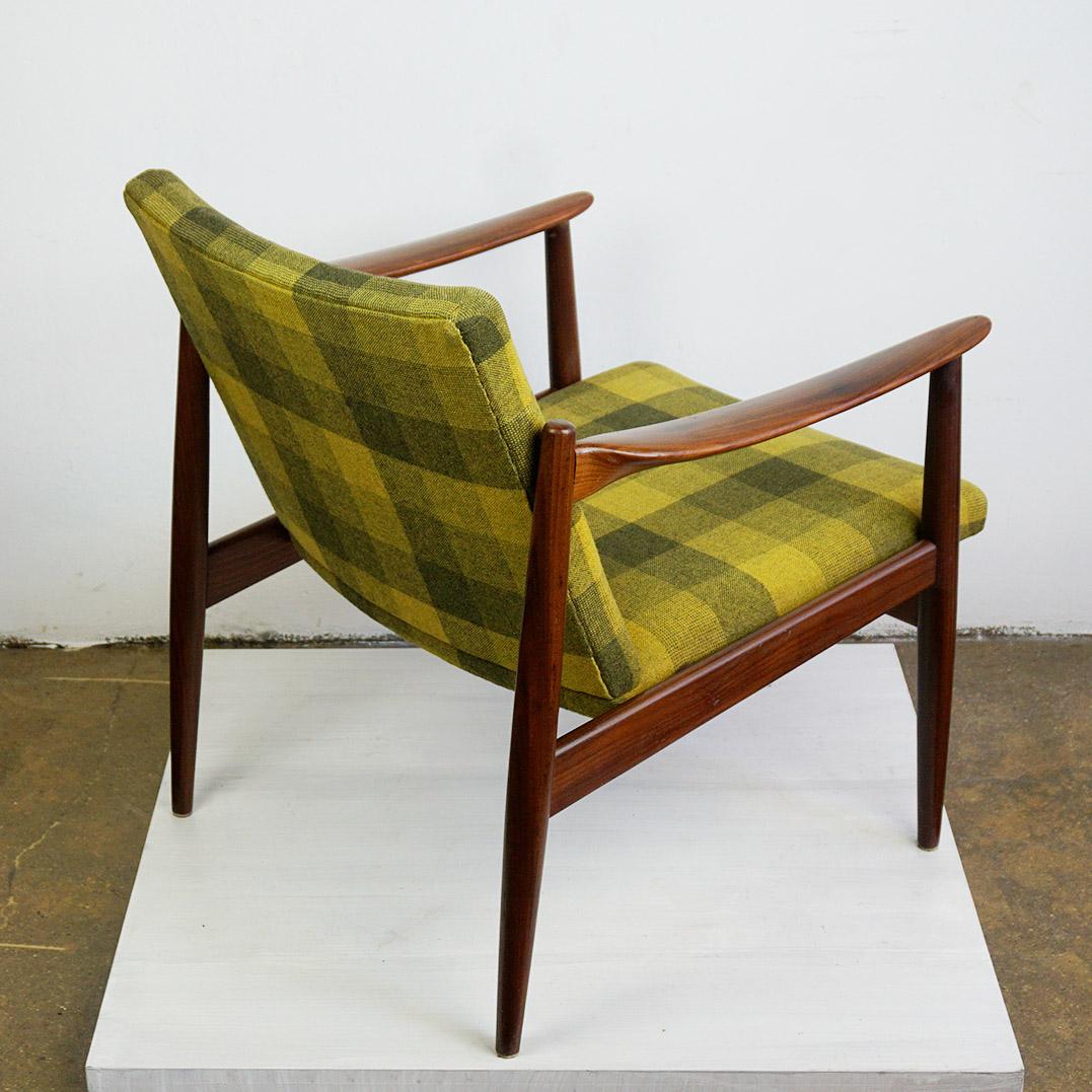 Sedia da salotto moderna di metà secolo in teak e tessuto a scacchi verde in vendita 3