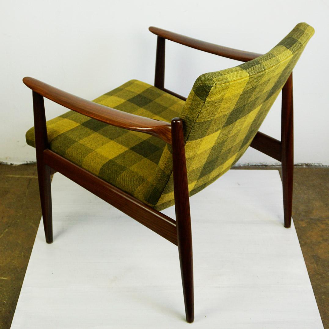 Sedia da salotto moderna di metà secolo in teak e tessuto a scacchi verde in vendita 5