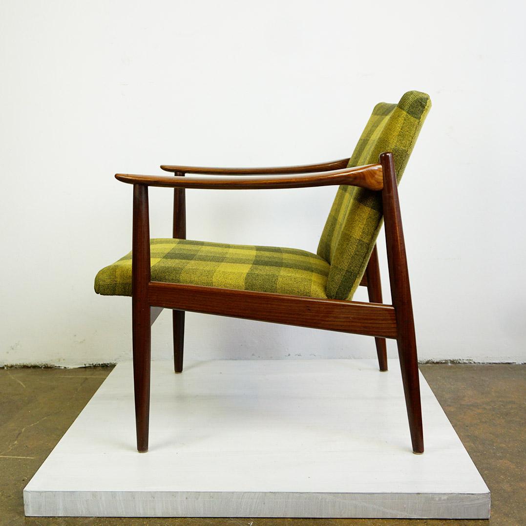 Sedia da salotto moderna di metà secolo in teak e tessuto a scacchi verde in vendita 6